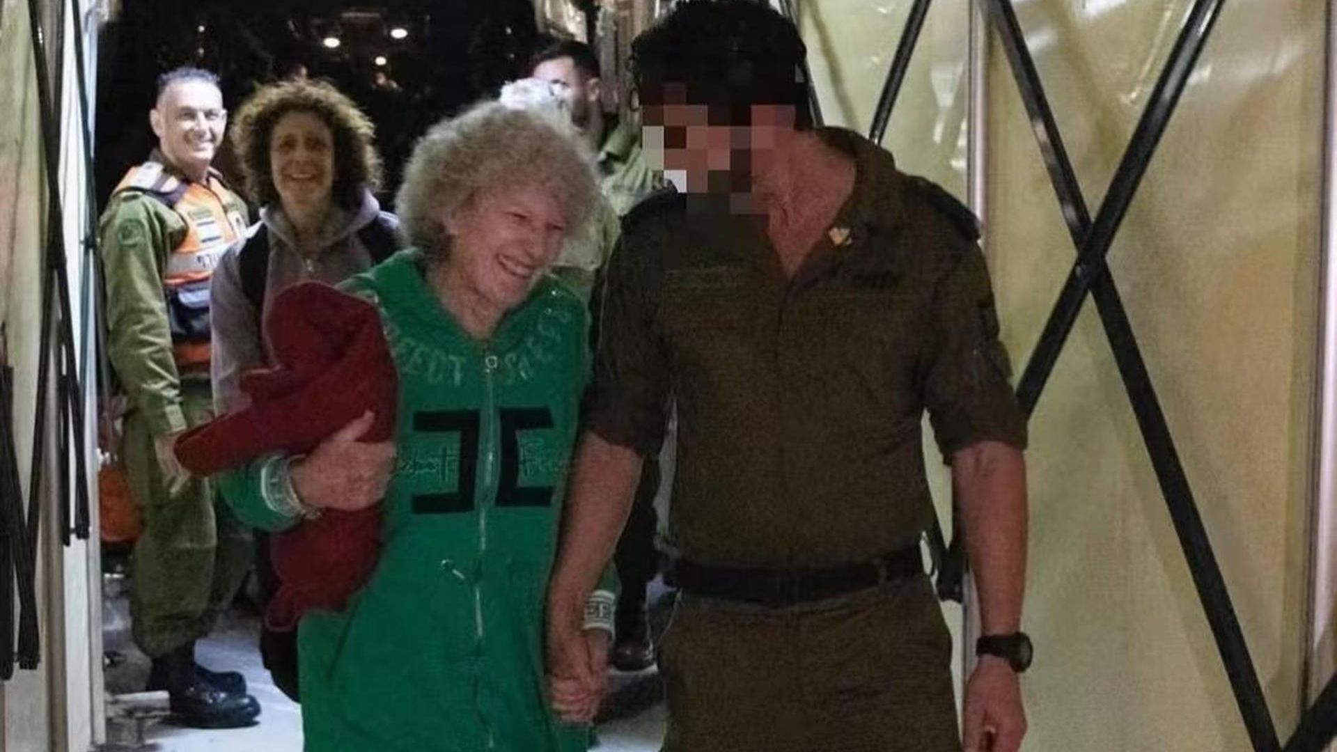 Estos son los 17 rehenes liberados por Hamás, incluyendo una israelí-estadounidense, en el tercer día de intercambio