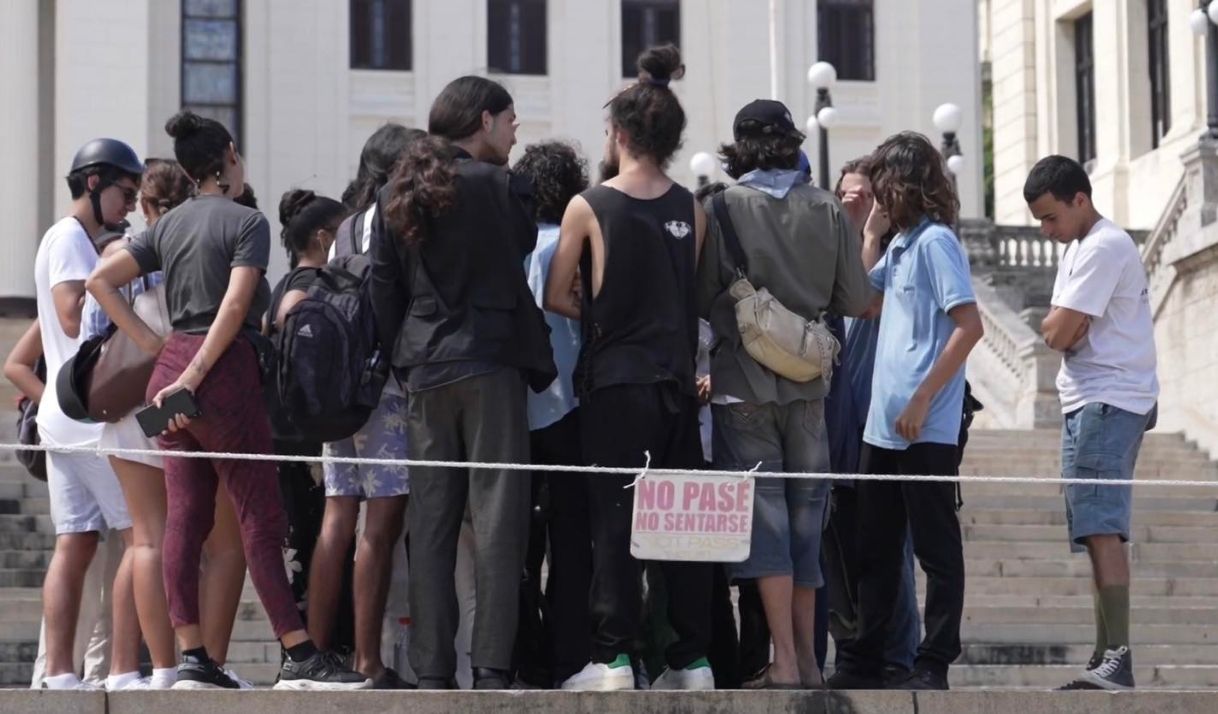 Estudiantes se plantan en escalinata de la Universidad de La Habana