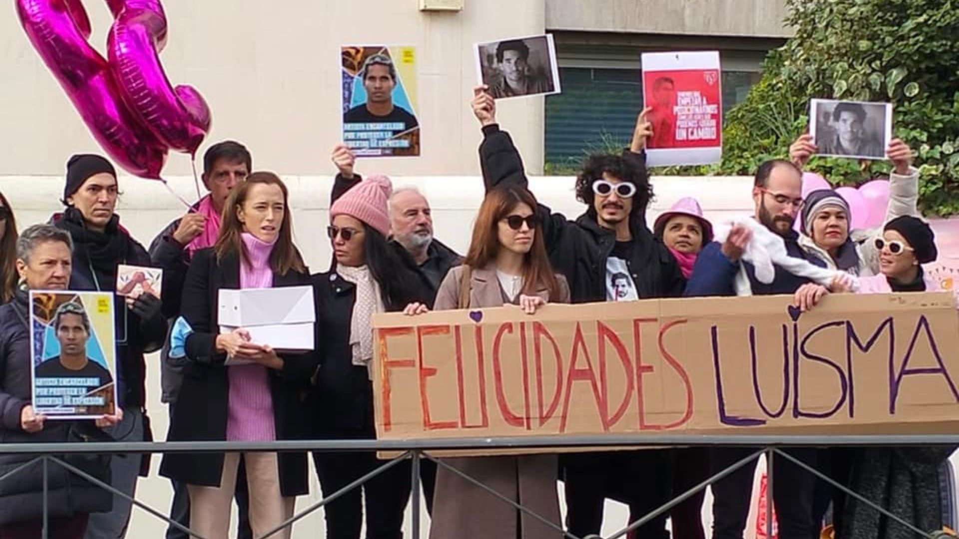 Exiliados cantan "feliz cumpleaños" a Luis Manuel Otero frente a Embajada del régimen cubano en Madrid