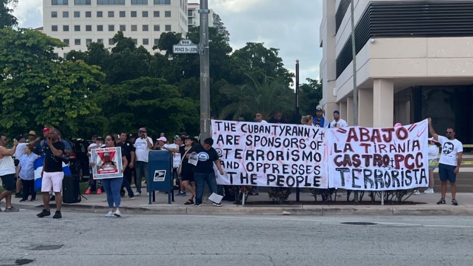 Exiliados cubanos enfrentan a Valerio Coco en manifestación
