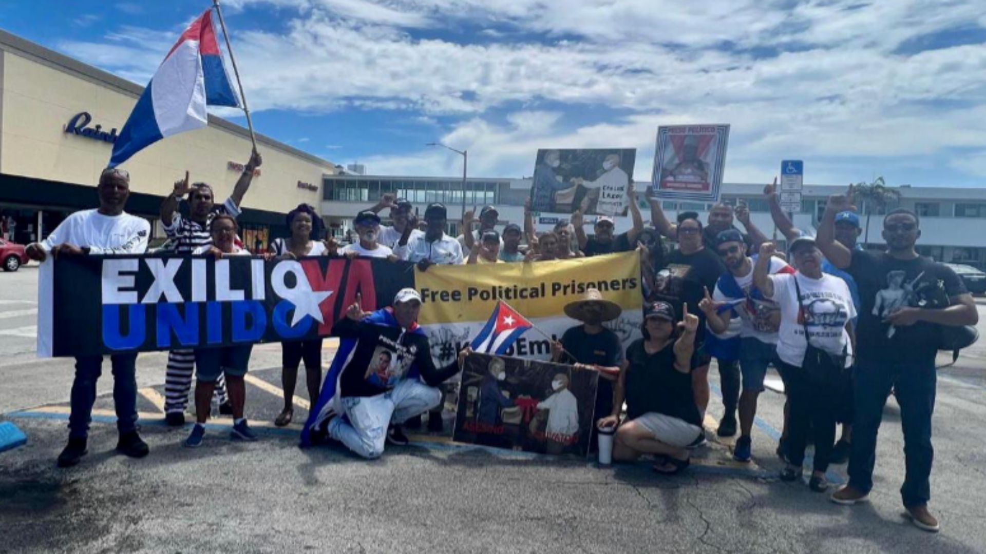 Exiliados cubanos se manifiestan en contra de Puentes de Amor en Florida