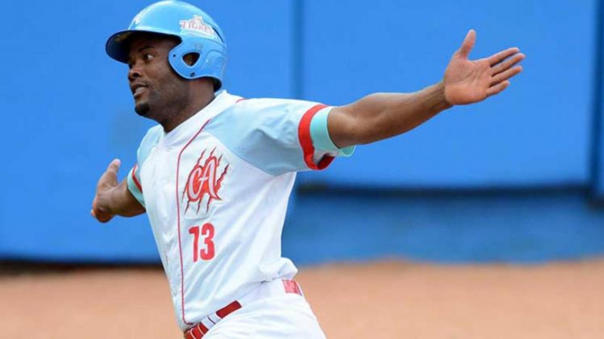 Expelotero Yoelvis Fiss se marcha de Cuba rumbo a Estados Unidos