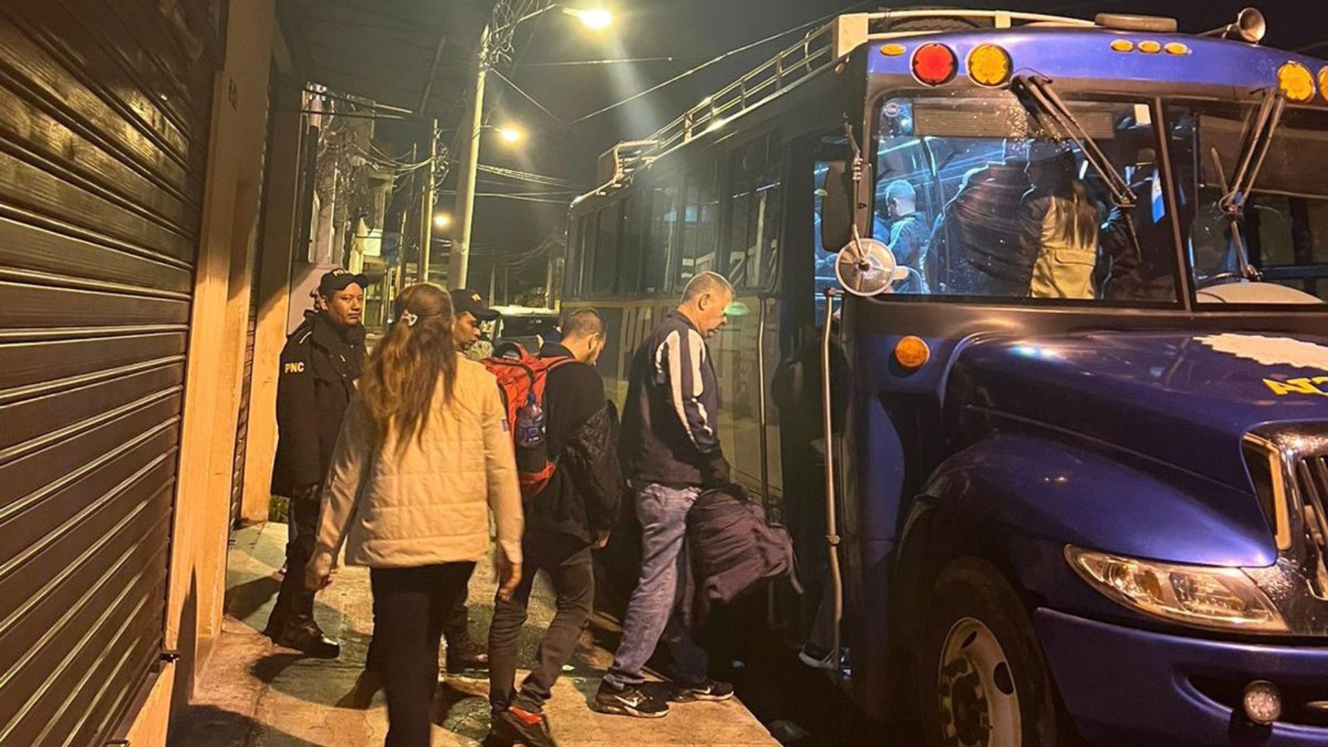 Expulsan a 20 migrantes cubanos de Guatemala