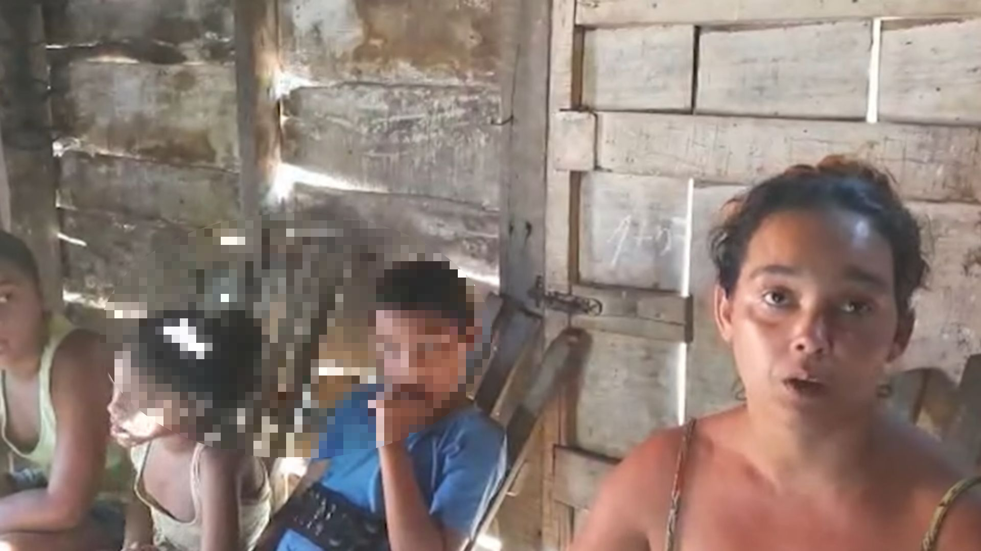 Familia cubana duerme en el piso por plaga de chinches