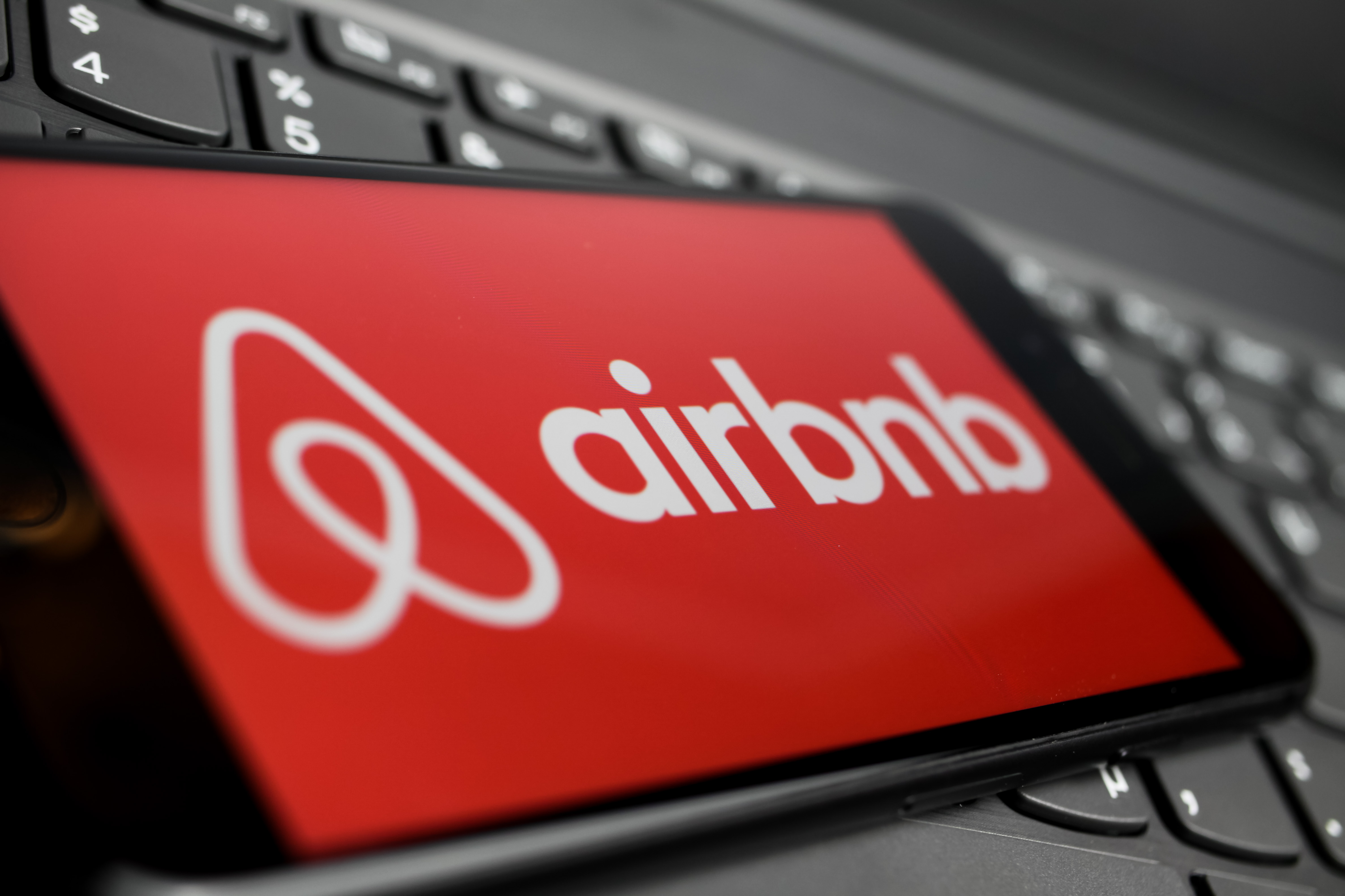 Familia demandó a Airbnb tras muerte de bebé de 19 meses por fentanilo durante vacaciones en Florida