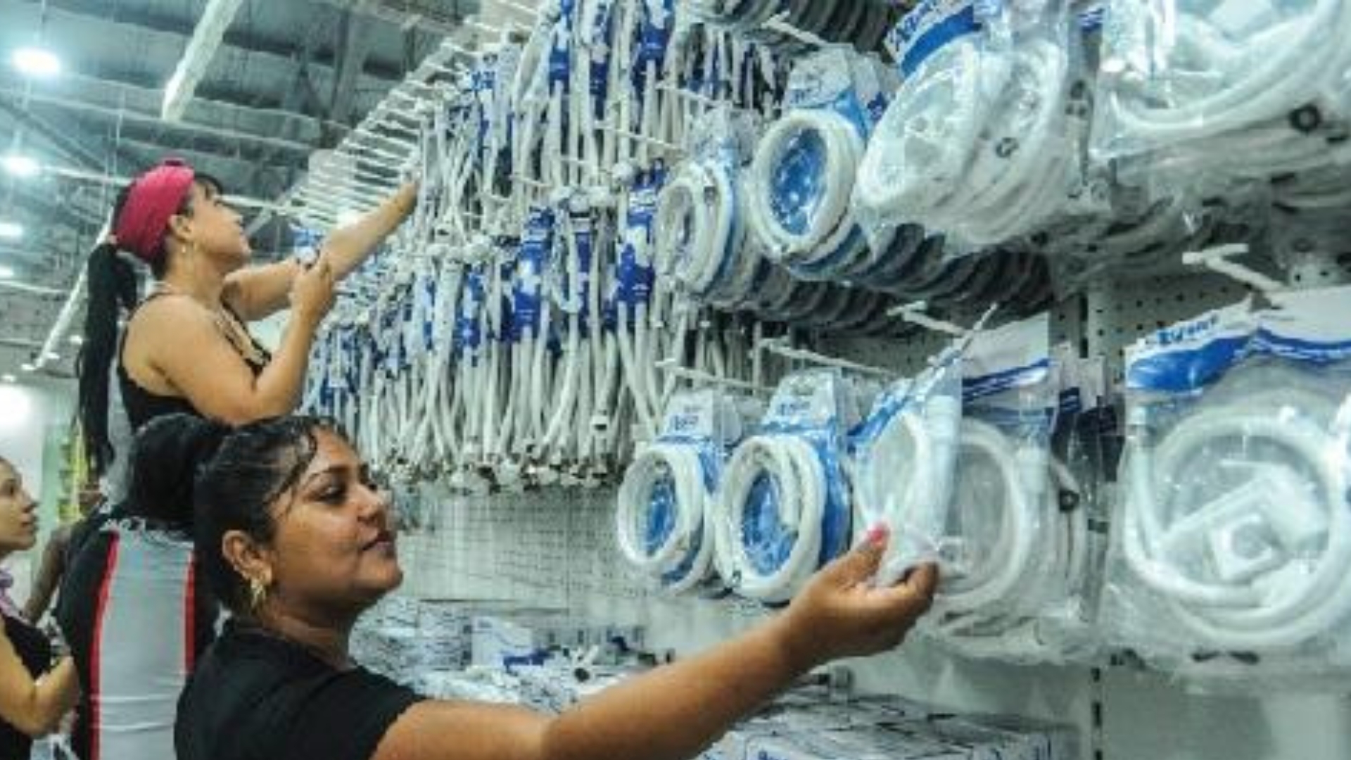 Ferretería española venderá productos en divisas en Cuba para 2023