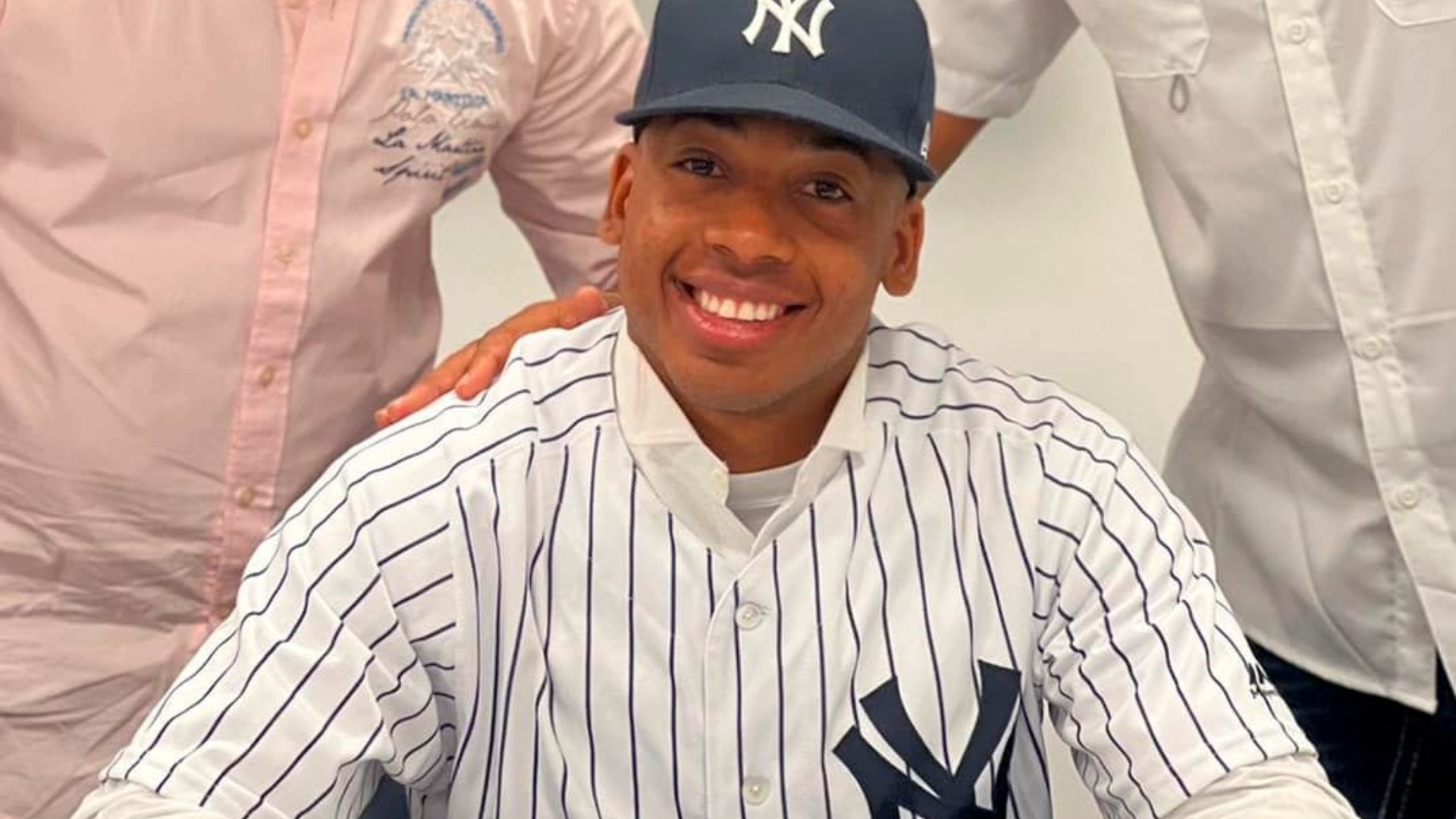 Firma millonaria de prospecto cubano con los Yankees de MLB