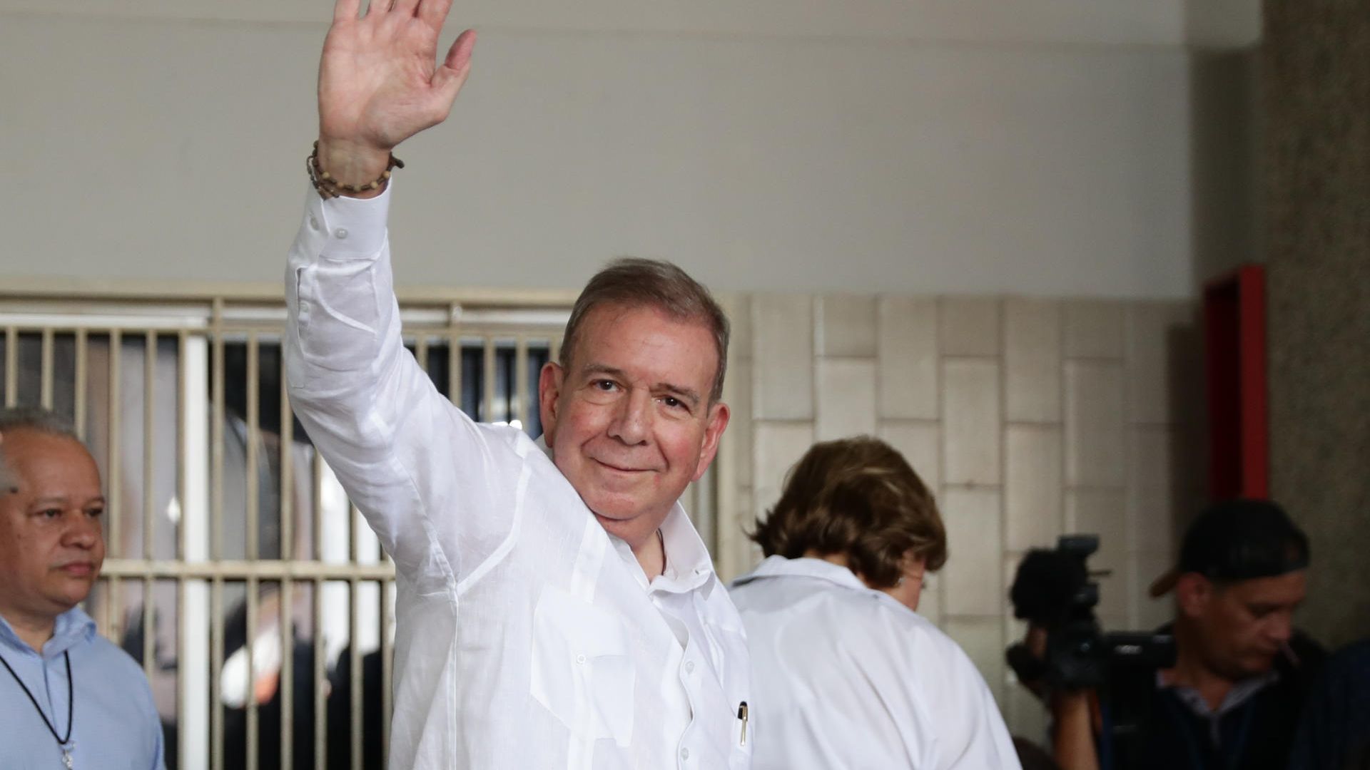 Fiscalía de Venezuela cita para el lunes a González Urrutia por supuesta "conspiración"