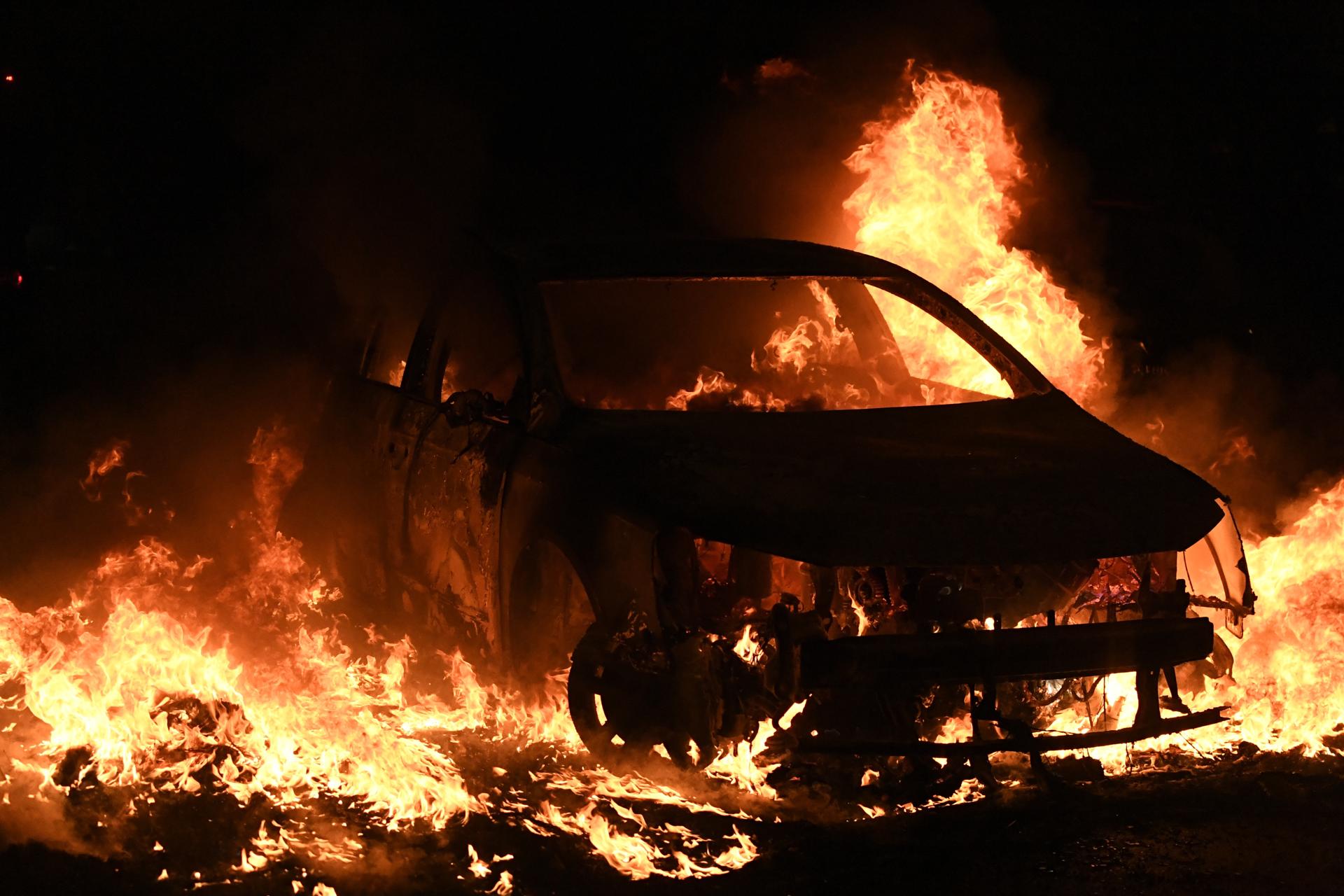 Francia: Disturbios violentos, arrestos e incendios de edificios públicos