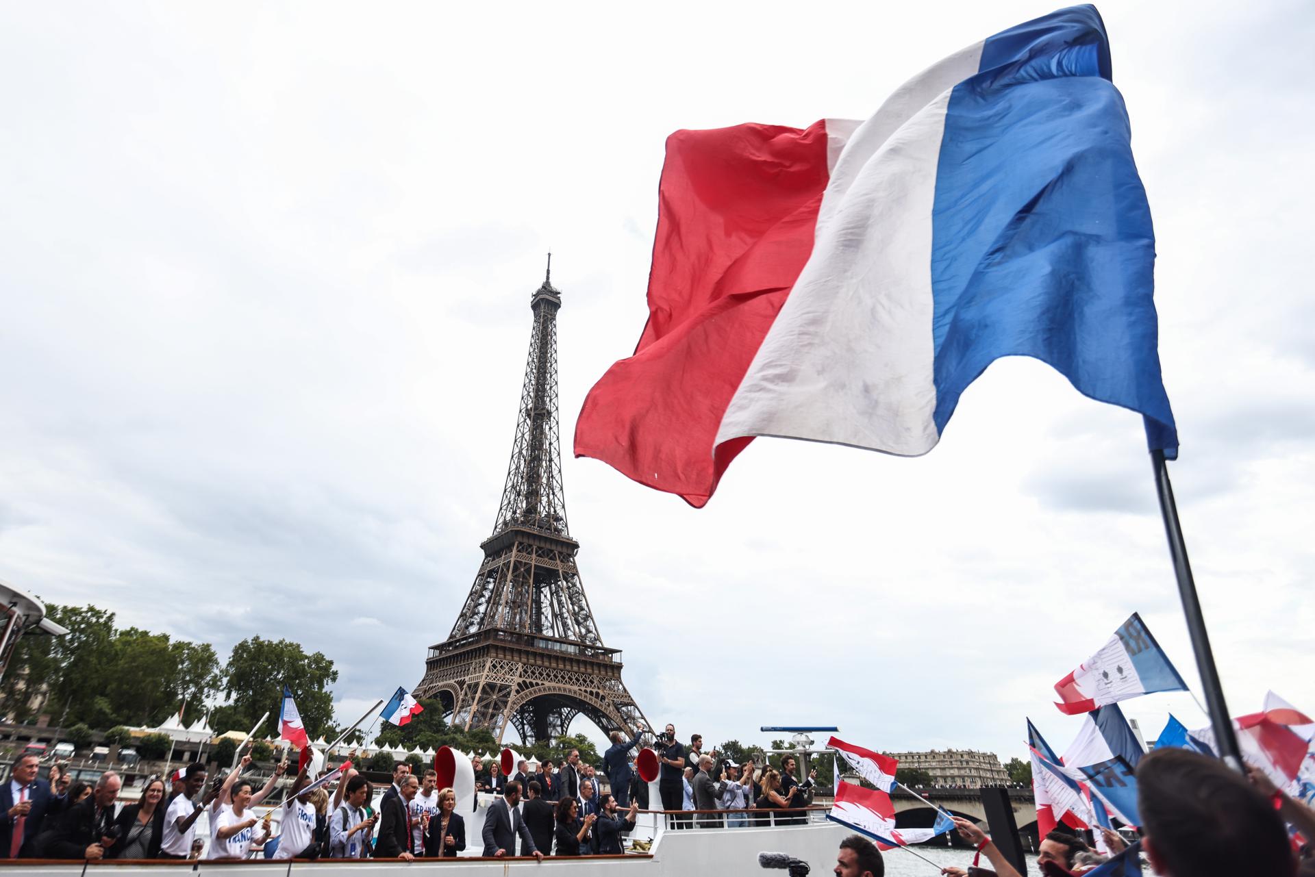 Francia recibe la antorcha para los Juegos Olímpicos de París 2024
