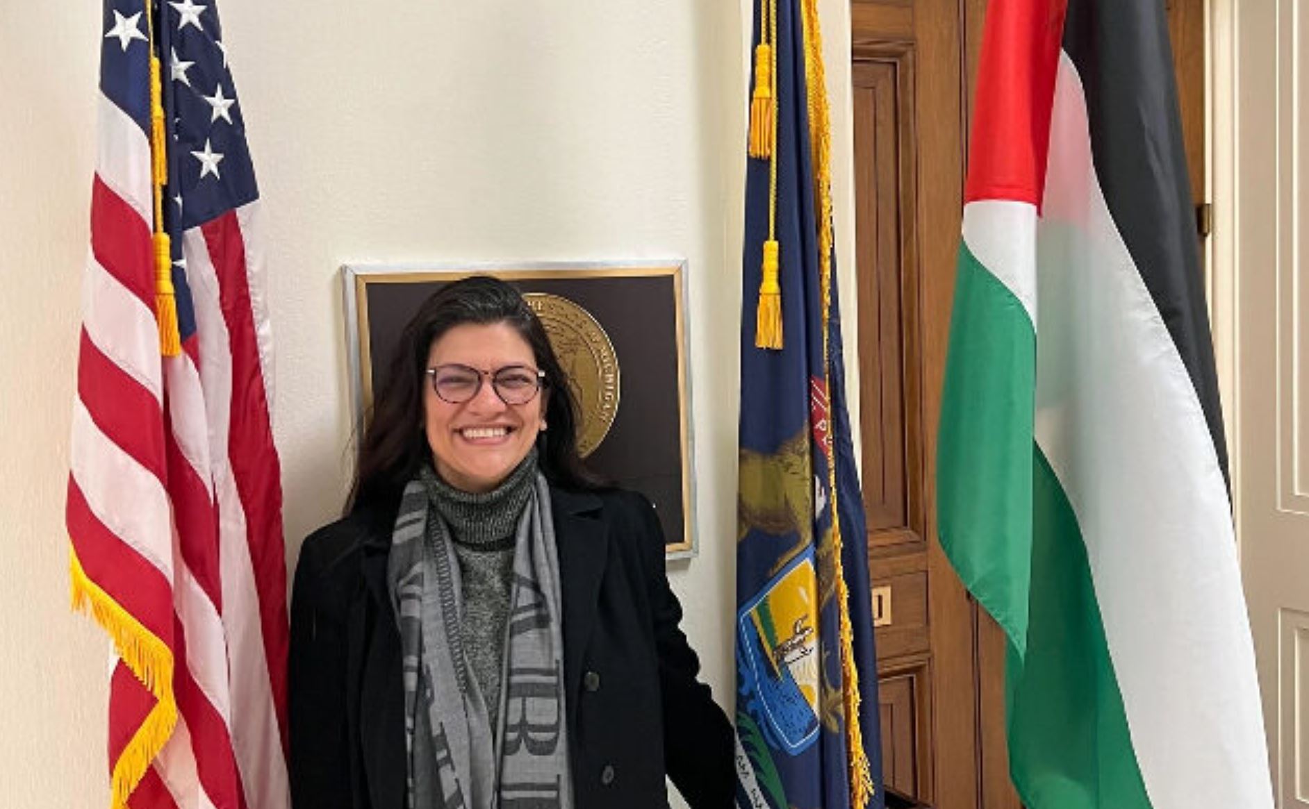 Fuertes críticas a congresista demócrata que exhibe bandera palestina en el congreso y no condena a Hamás