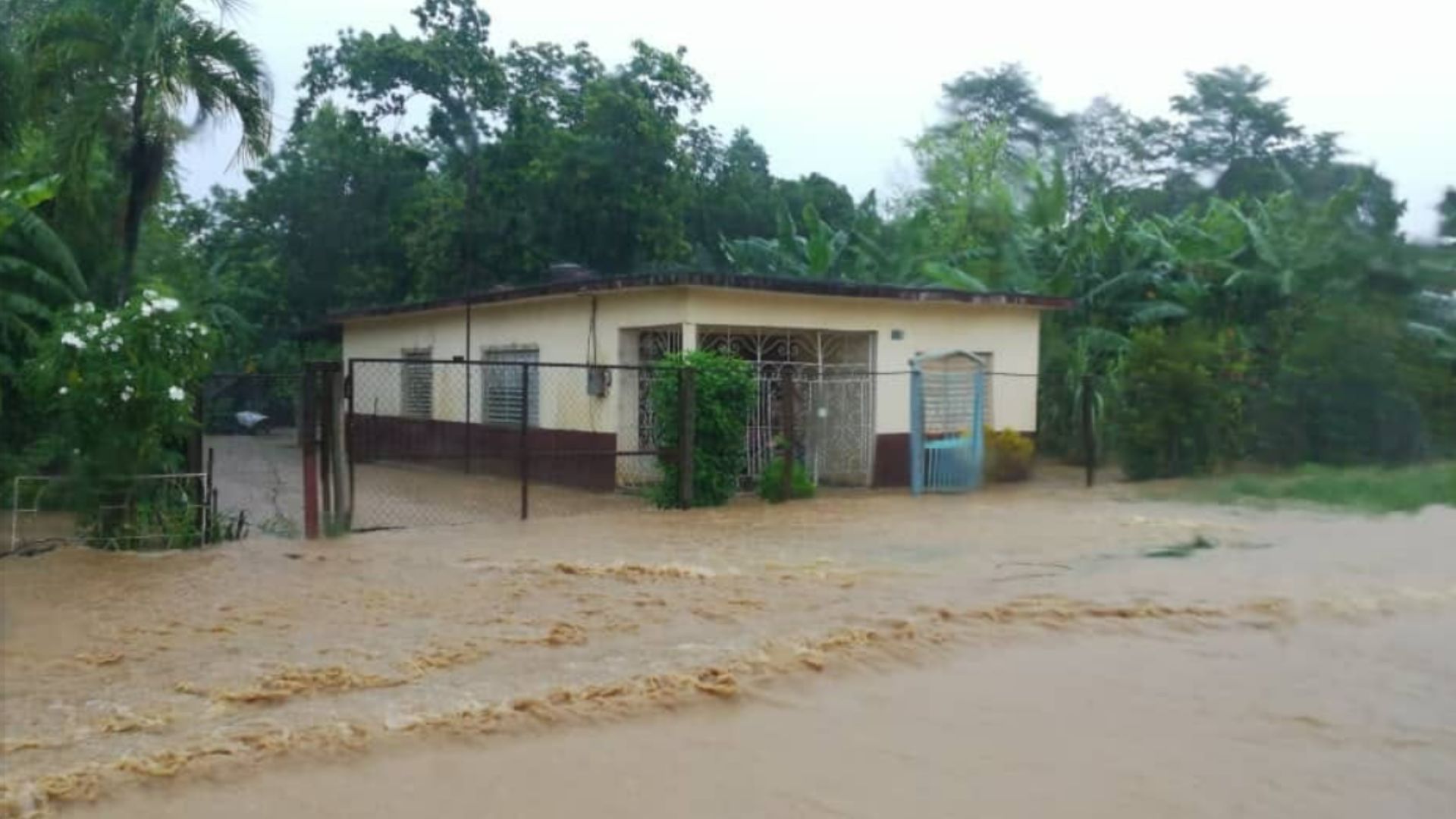 Fuertes lluvias provocan inundaciones y ríos desbordados en el oriente cubano