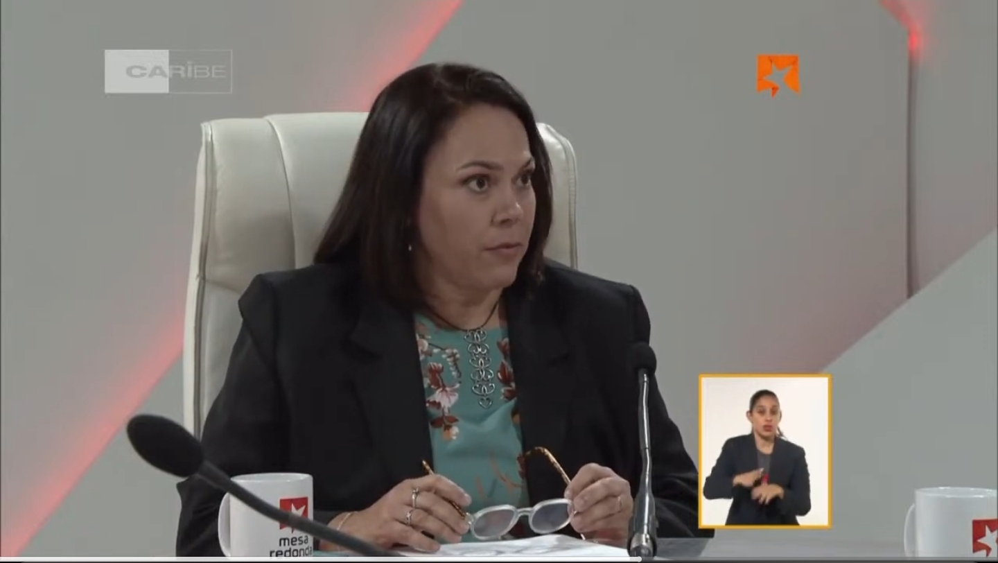 Funcionaria cubana defiende "vuelto en caramelos" en tiendas en dólares 