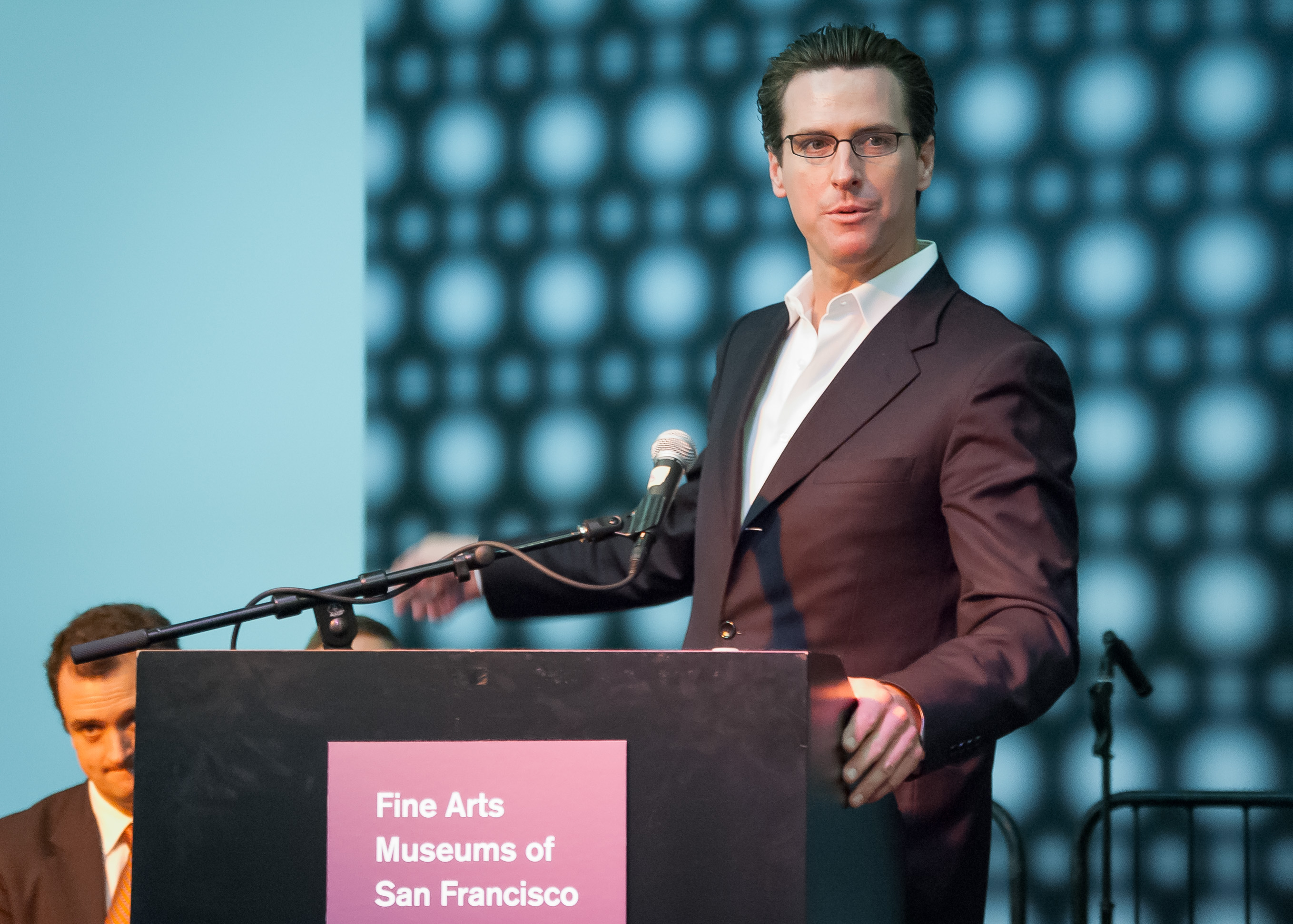 Gavin Newsom se opone a exclusión de Trump de la boleta electoral en 2024