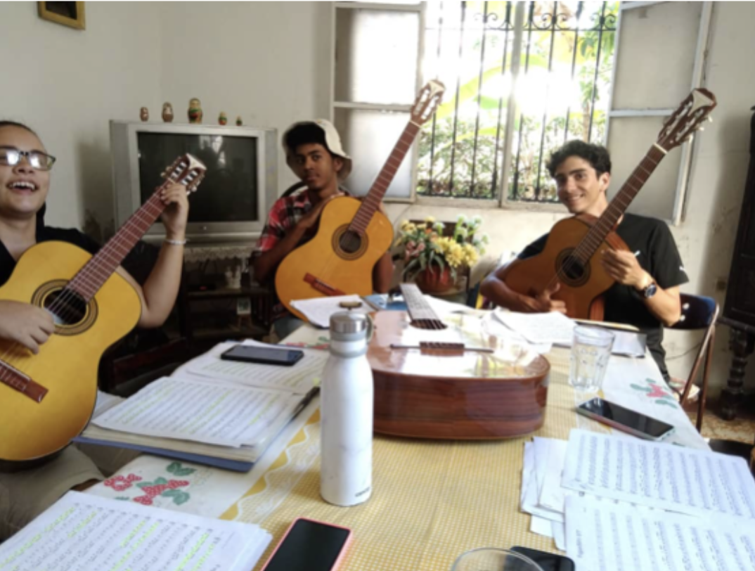 Gibson donó guitarras a estudiantes de música en Cuba
