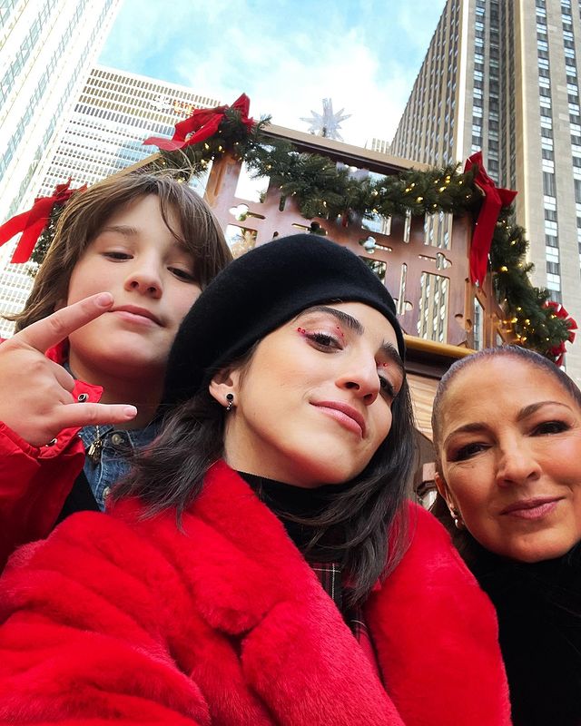 Gloria Estefan lanza disco navideño con su hija, su nieto y ¡hasta sus mascotas!