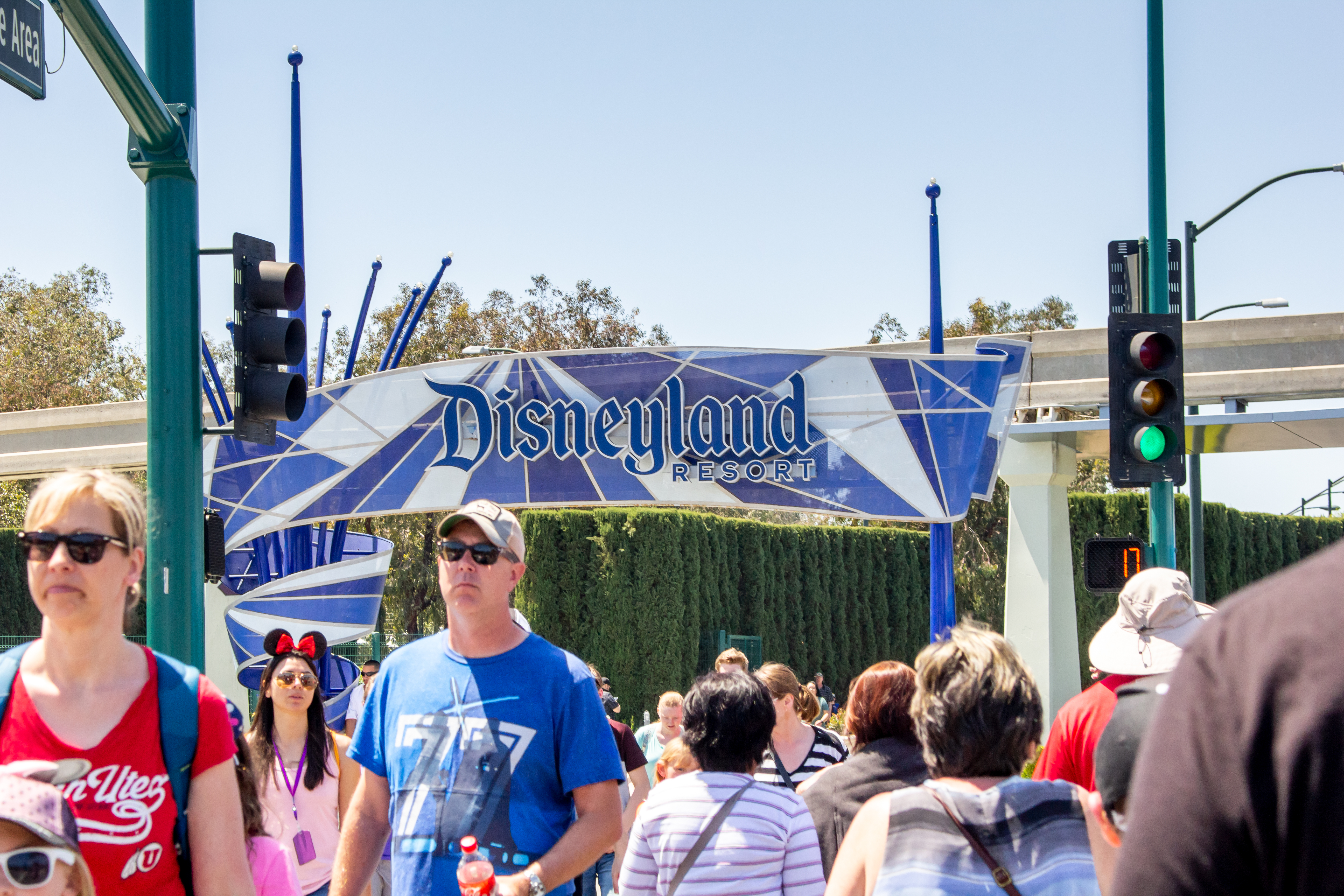 Gobernador Ron DeSantis firma proyecto de ley para acabar con "reino corporativo" de Disney