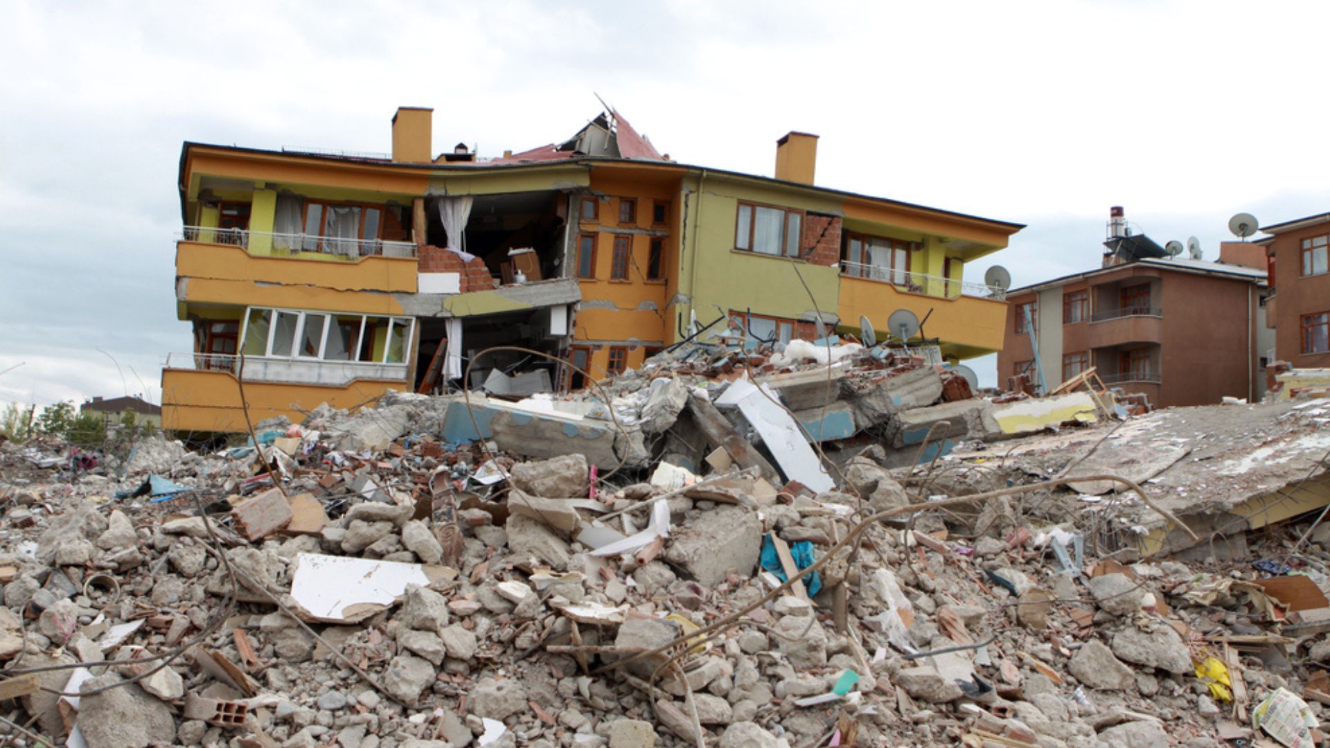 Gobiernos del mundo se solidarizan con Turquía y Siria tras devastador terremoto de 7.8 grados