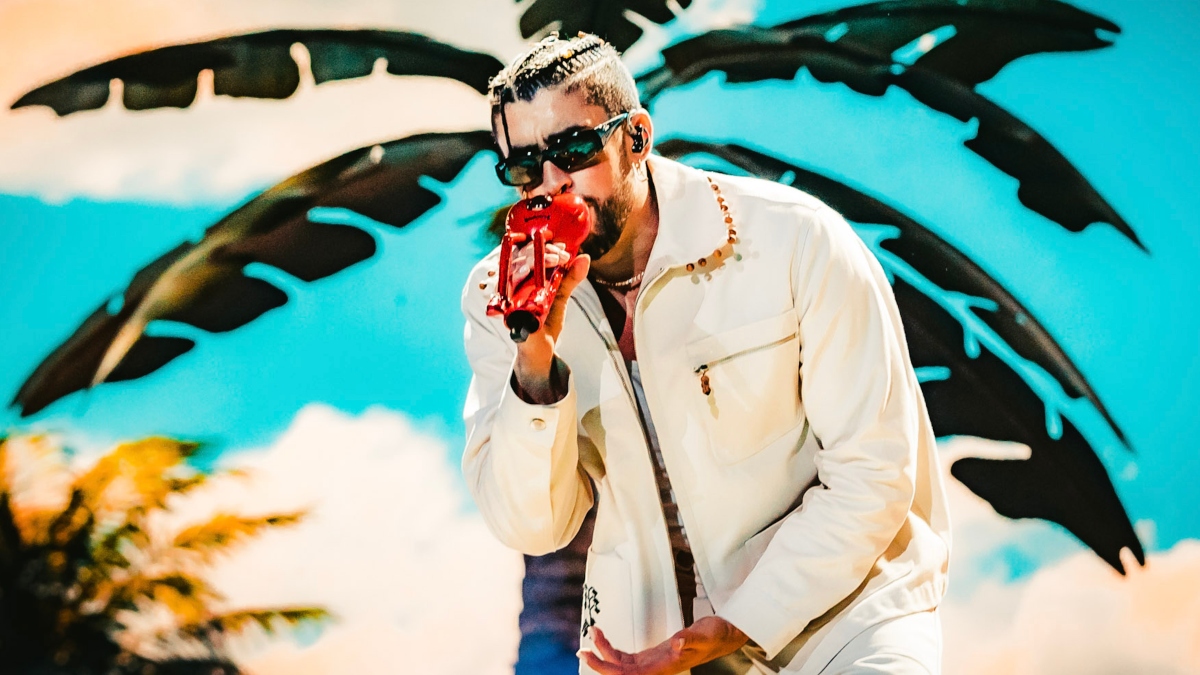 Golpean a Bad Bunny en la cabeza en pleno concierto: ¡Así reaccionó! 