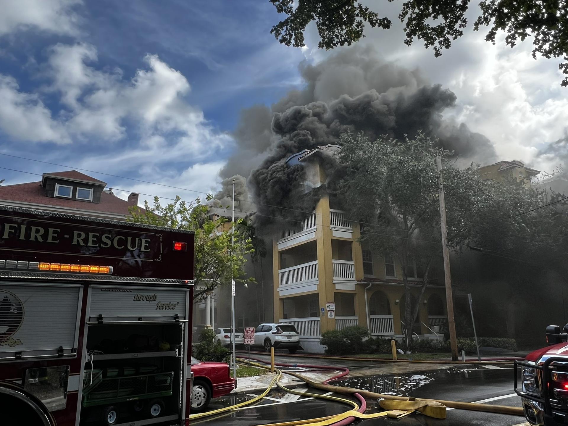 Gran incendio y tiroteo en edificio de Miami: hay un herido grave