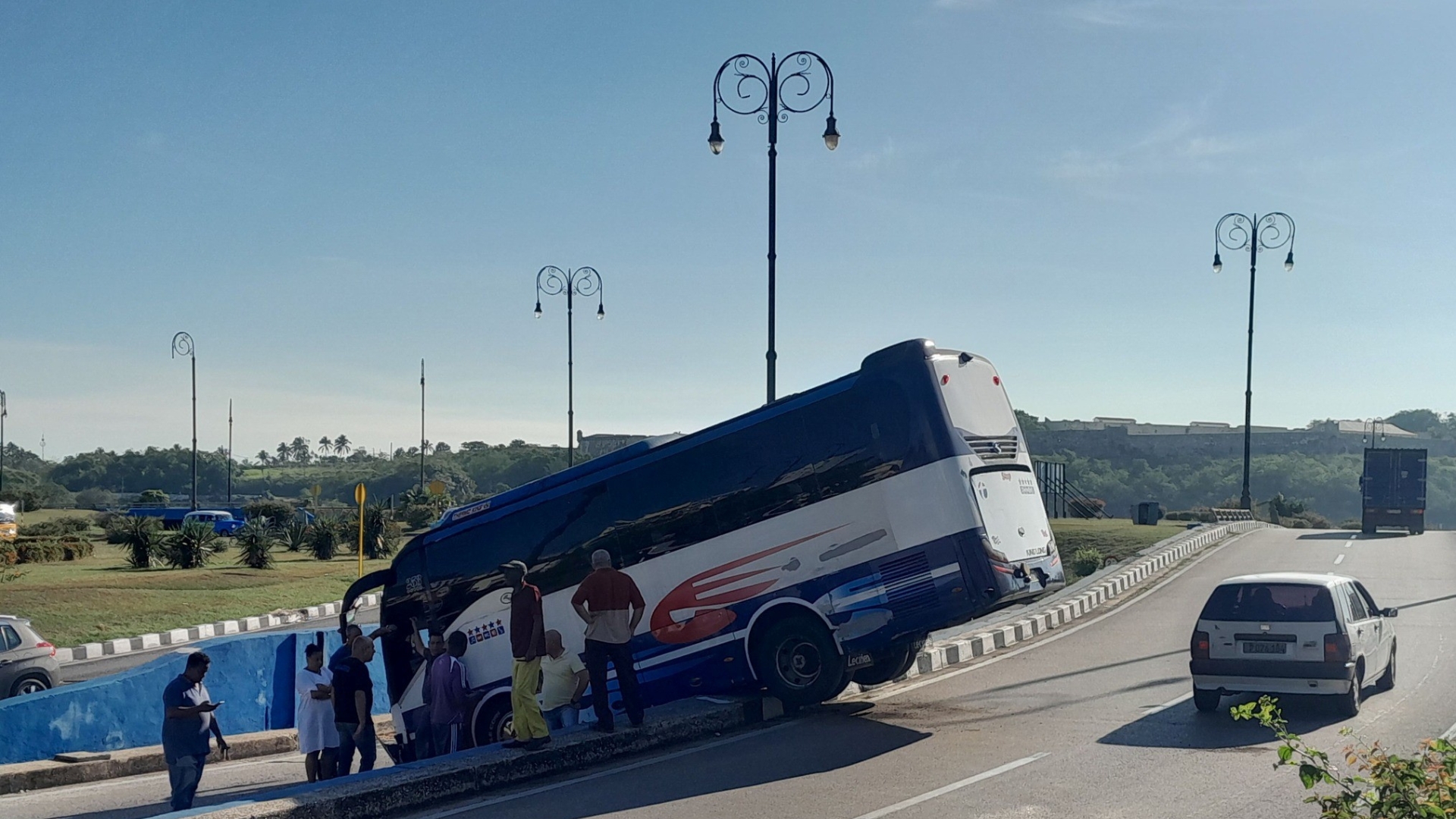 Guagua sin chofer chocó a dos carros a la entrada del Túnel de La Habana 