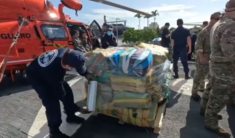  Guardacostas descargan 3400 libras de cocaína y 4400 libras de marihuana en Puerto Everglades