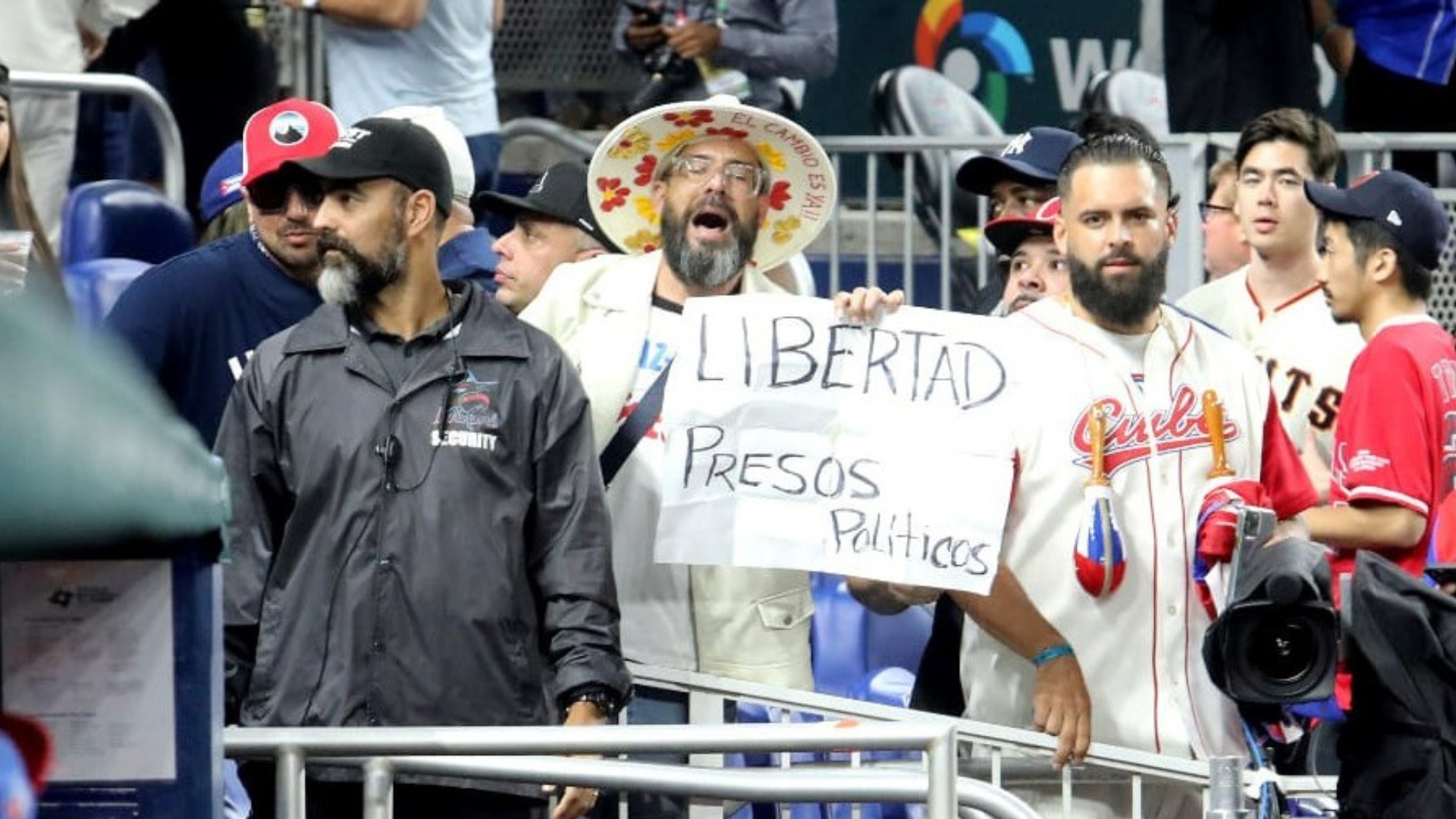 Guardias de seguridad intentaron expulsar a Otaola del estadio de los Marlins en Miami