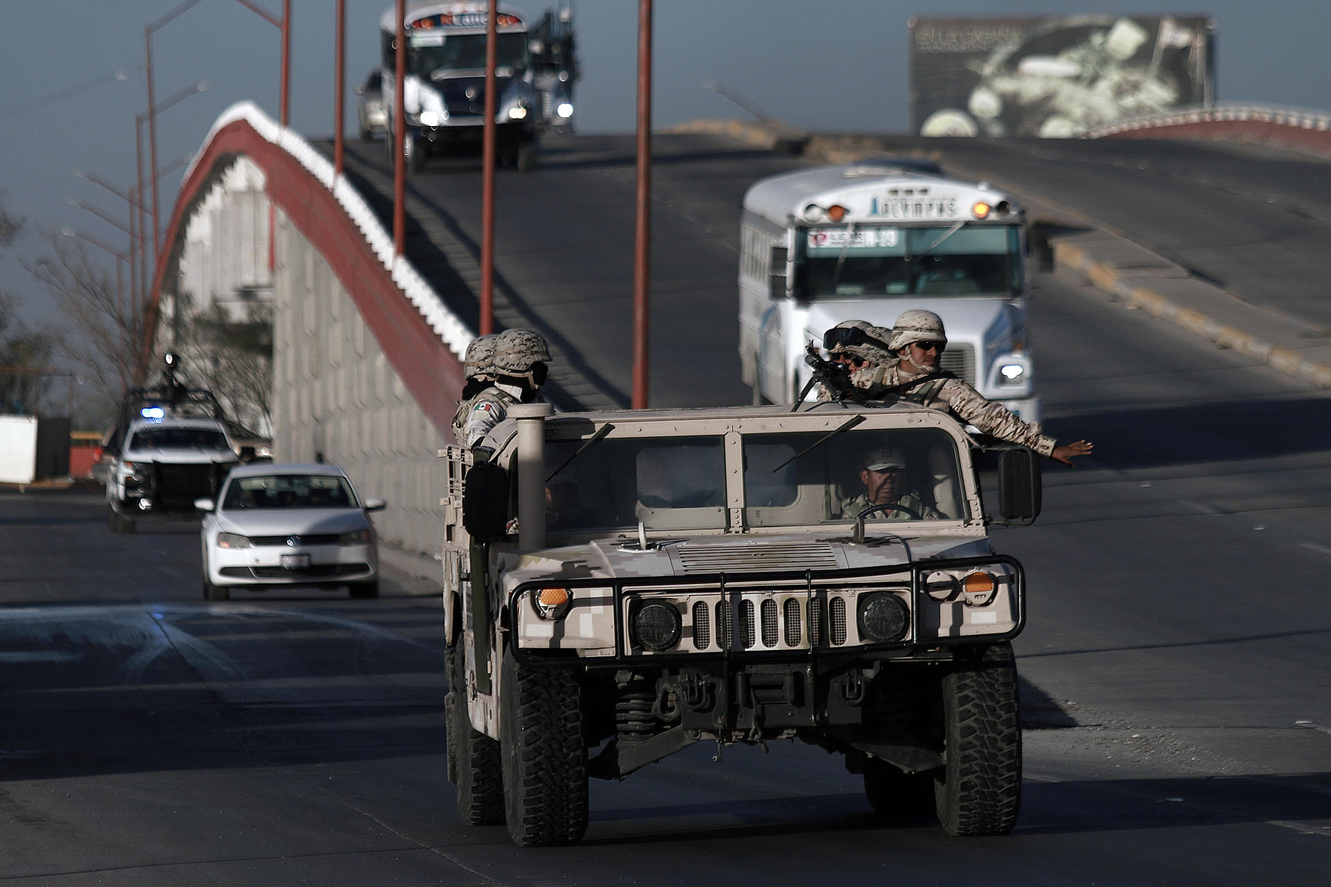 Hallan 8 muertos con signos de tortura y un narcomensaje en carretera del norte de México