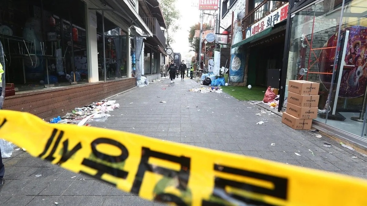 Hallan muerto a policía investigado por estampida de Corea del Sur