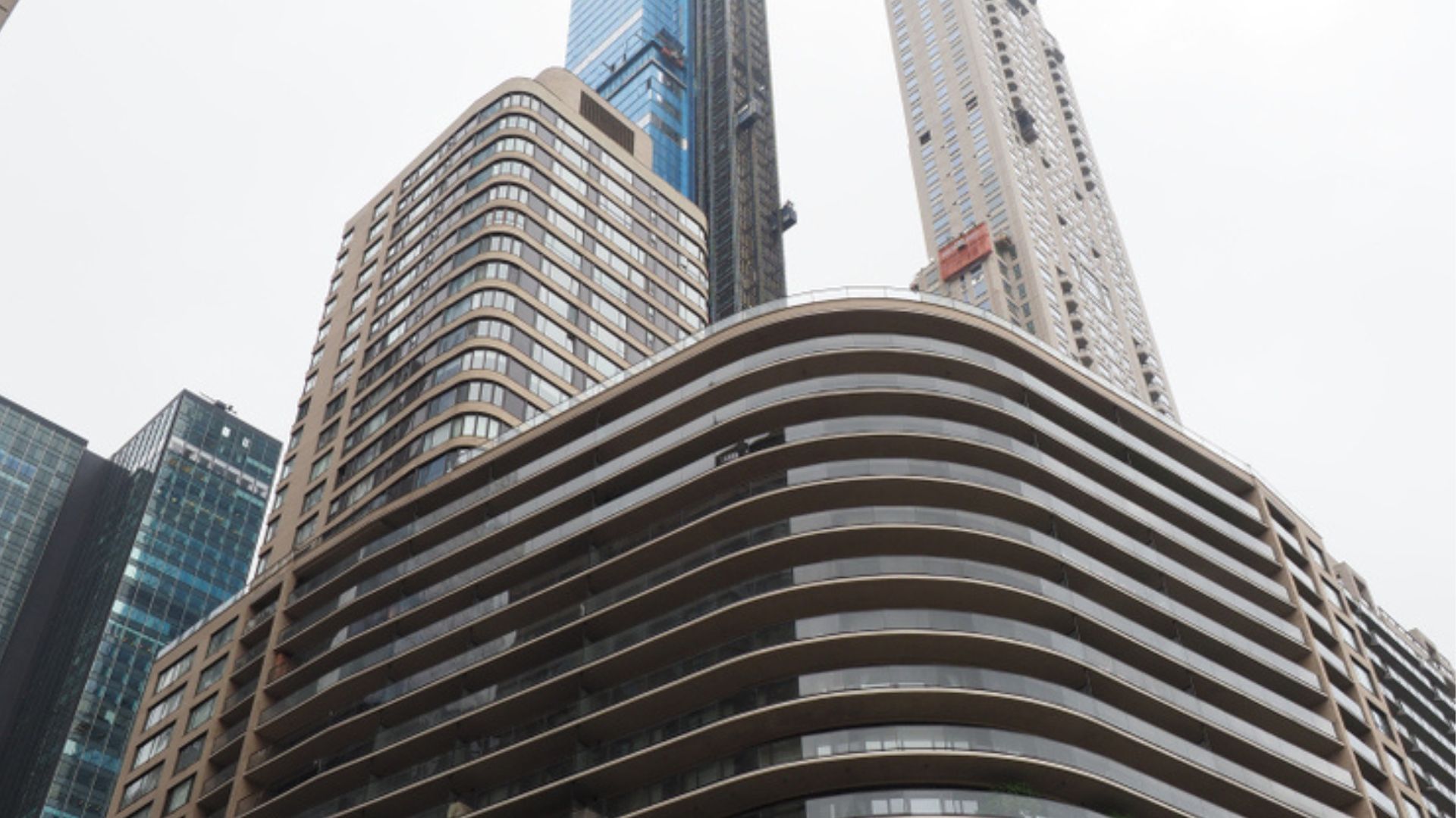 Hombre de 91 años muere tras saltar de un piso 17 en edificio de lujo de Nueva York 