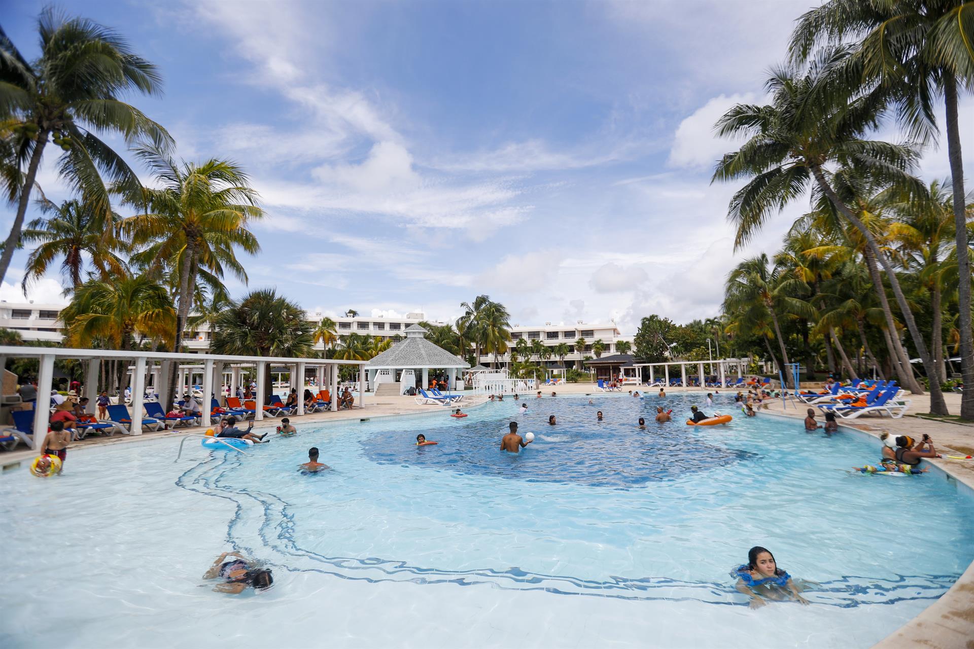 Hoteles en Cuba ofrecen "diversión las 24 horas del día" mientras el país vive la peor crisis de su historia