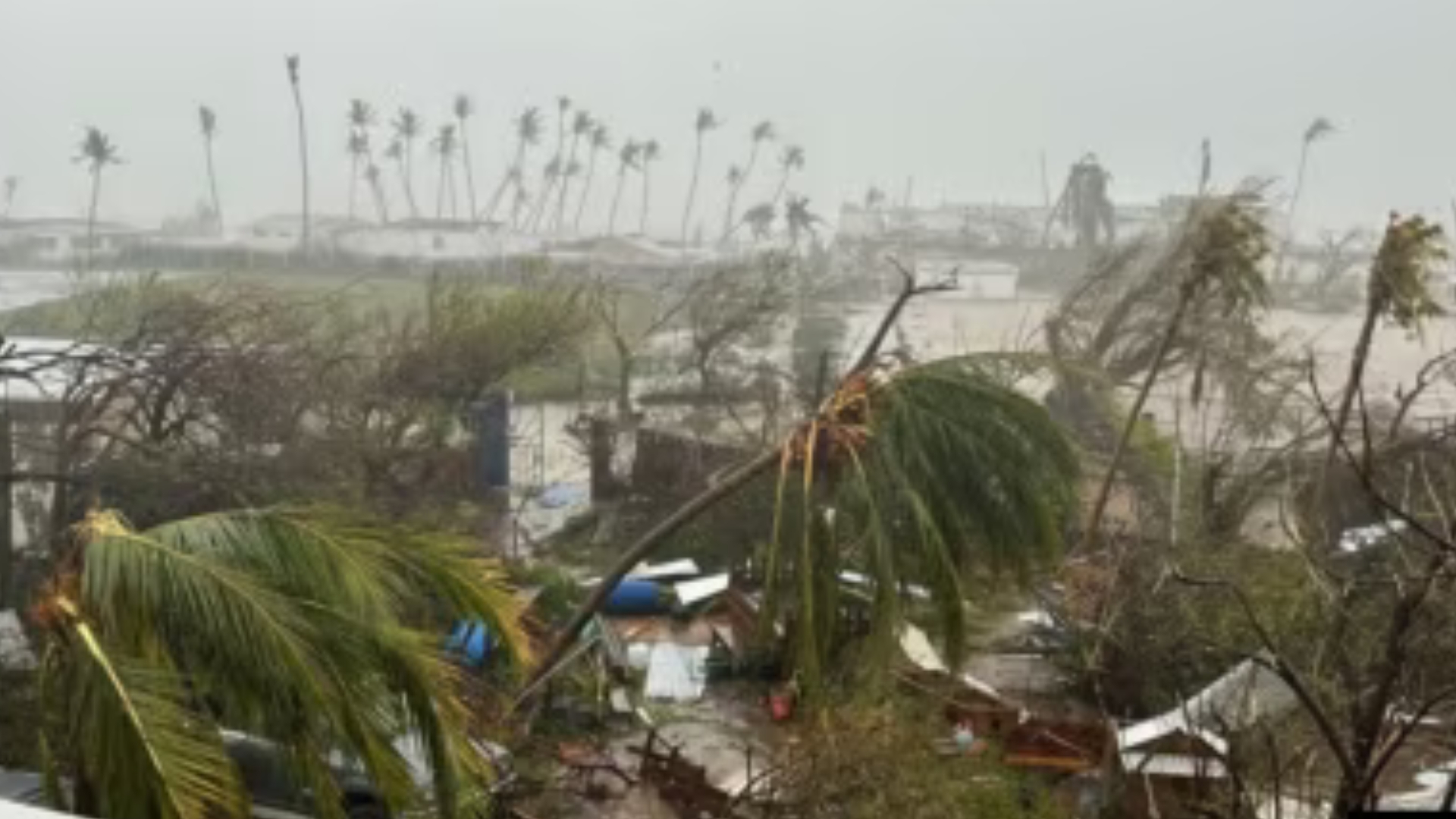 Huracán Beryl, de categoría 3, transita hoy por el sur del centro y occidente cubano