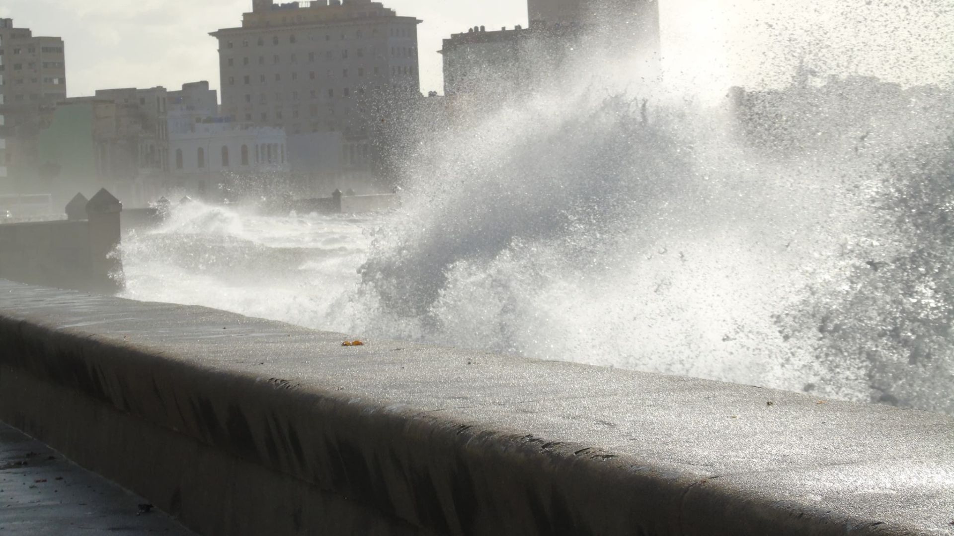 Identifican al menor desaparecido tras ser arrastrado por las olas en malecón habanero