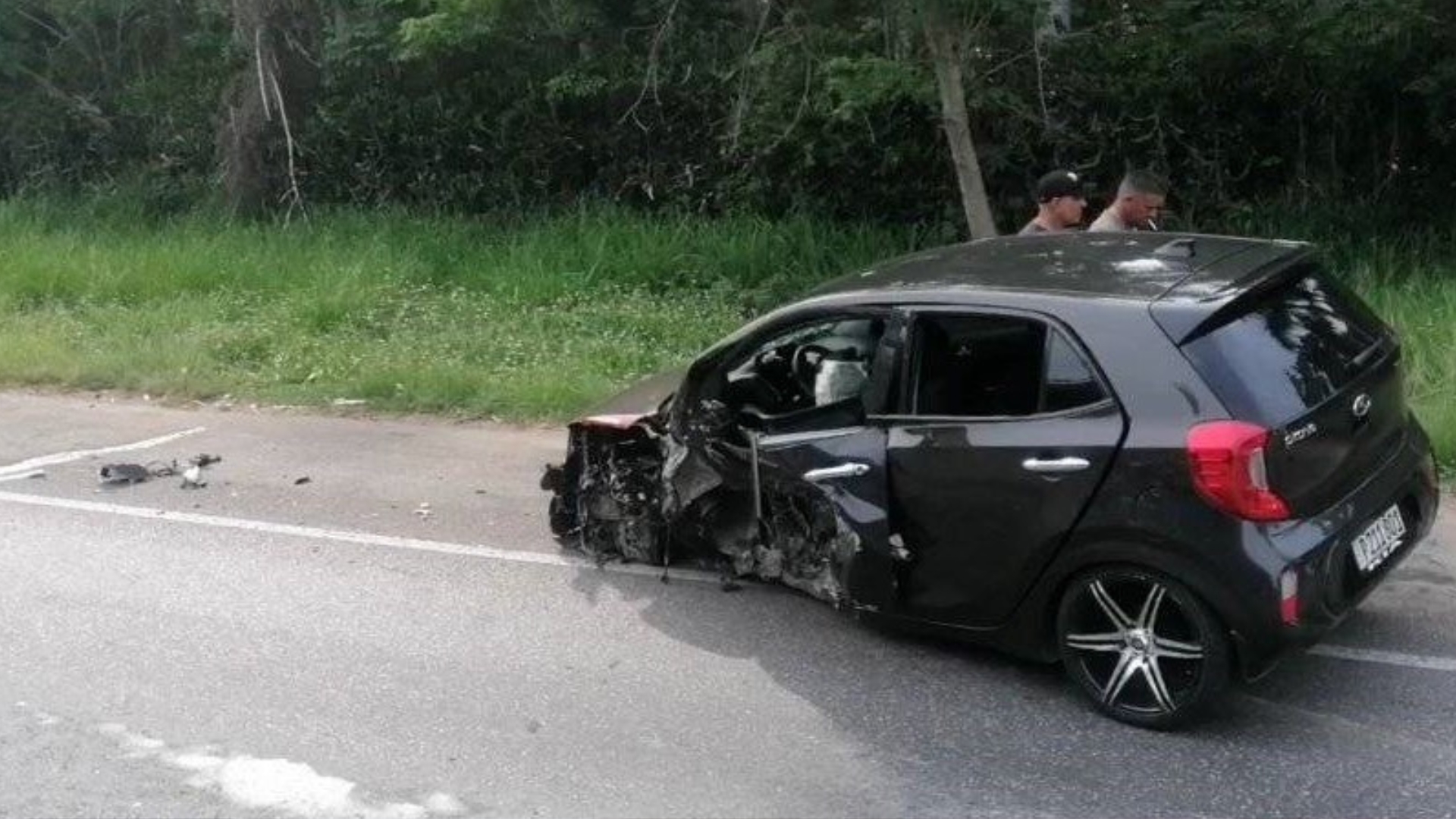 Impactante accidente entre dos carros y una moto en intermitente de Alamar