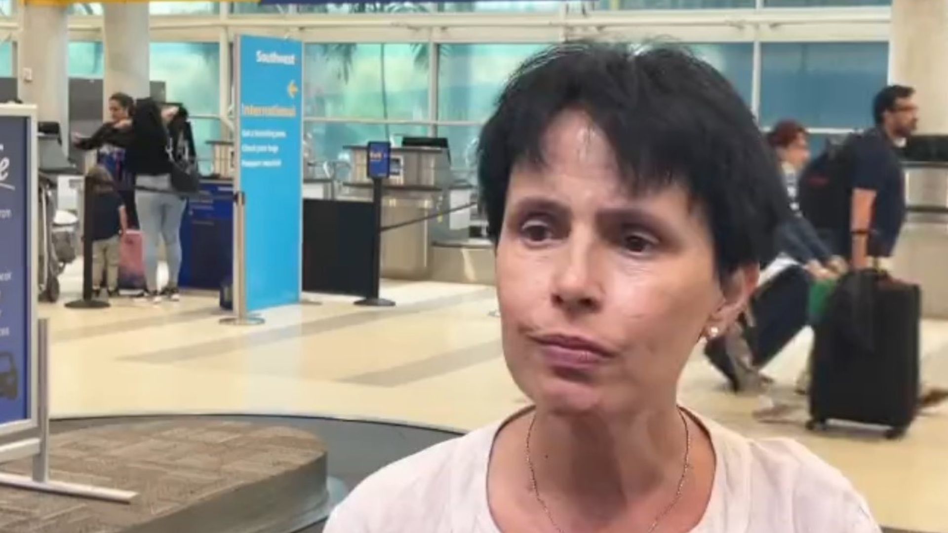 Impiden nuevamente a Omara Ruiz Urquiola abordar avión a La Habana