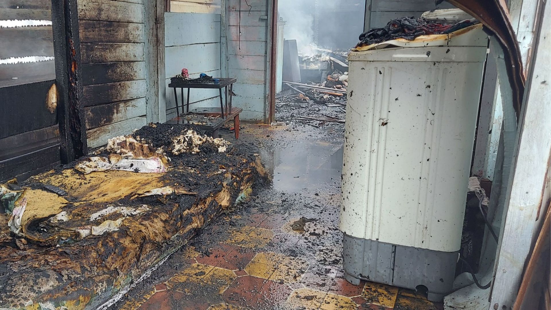 Incendio consume tres viviendas en Manzanillo