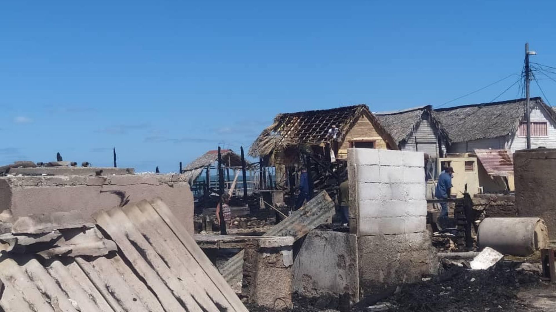 Incendio destruye casas de guano en poblado de Ciego de Ávila
