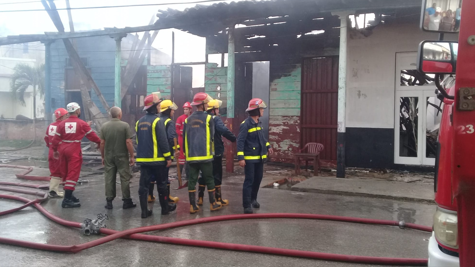 Incendio en Caibarién afecta a varias viviendas y a un negocio privado