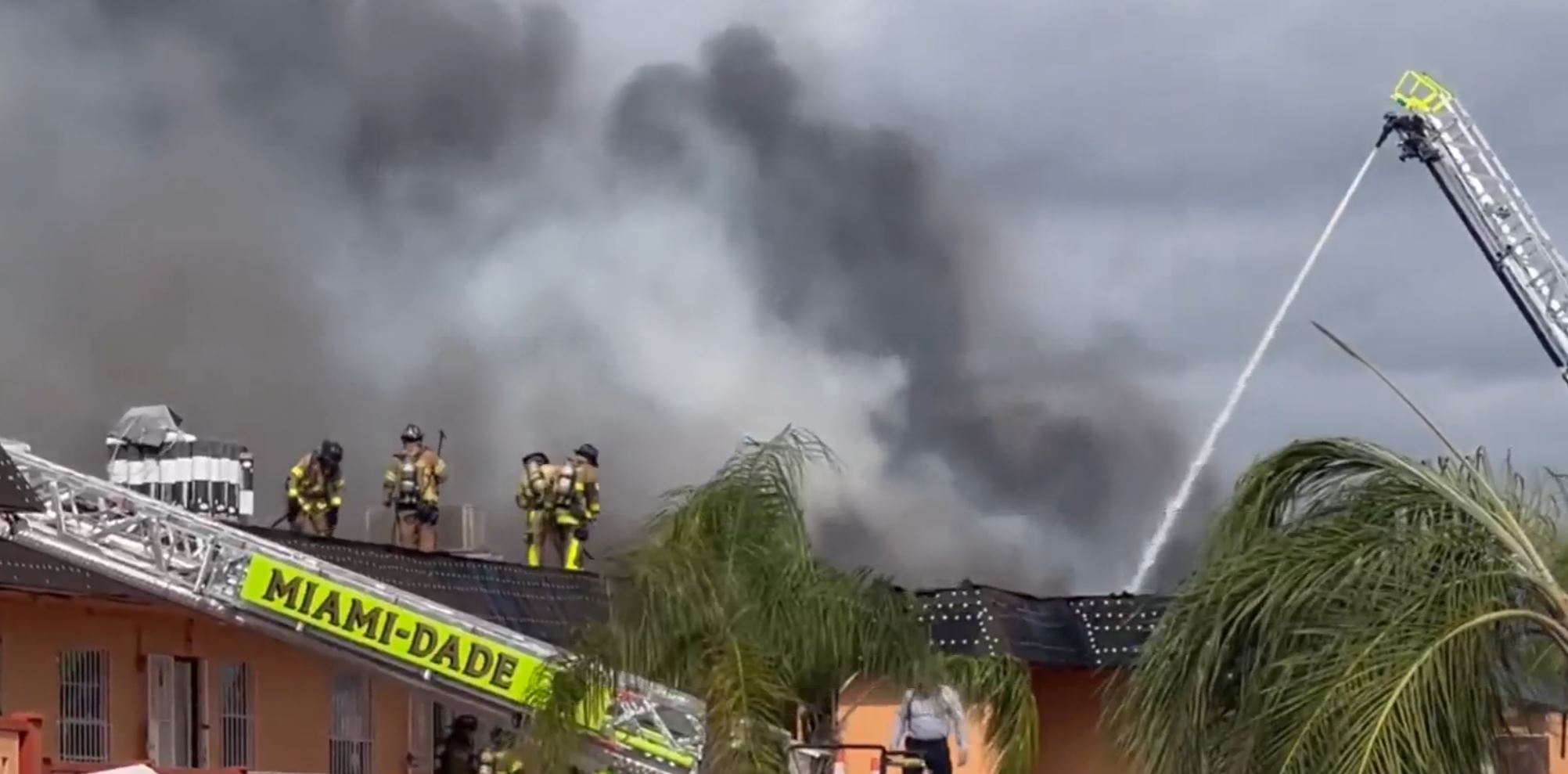 Incendio en complejo de apartamentos en Miami Dade provoca colapso del techo
