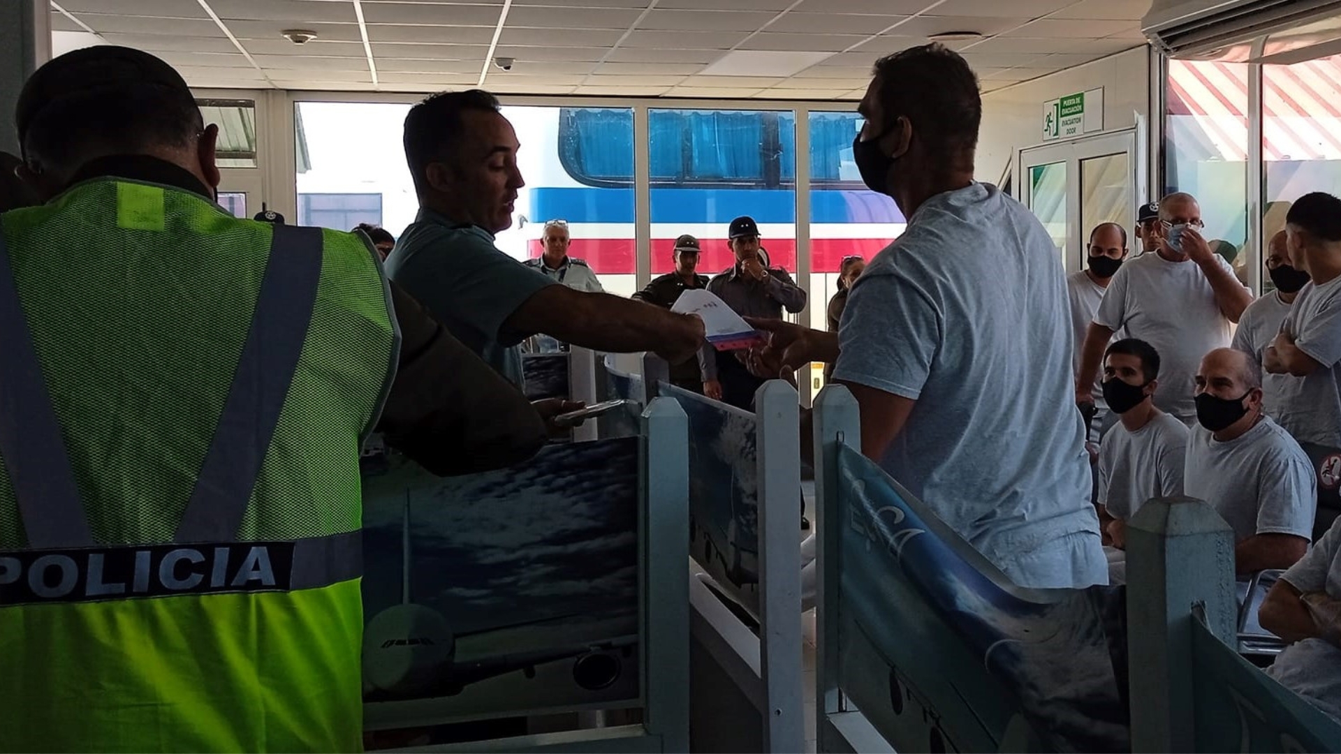 Inician los vuelos de deportaciones de EE.UU. a Cuba: 40 balseros y 83 de la frontera sur
