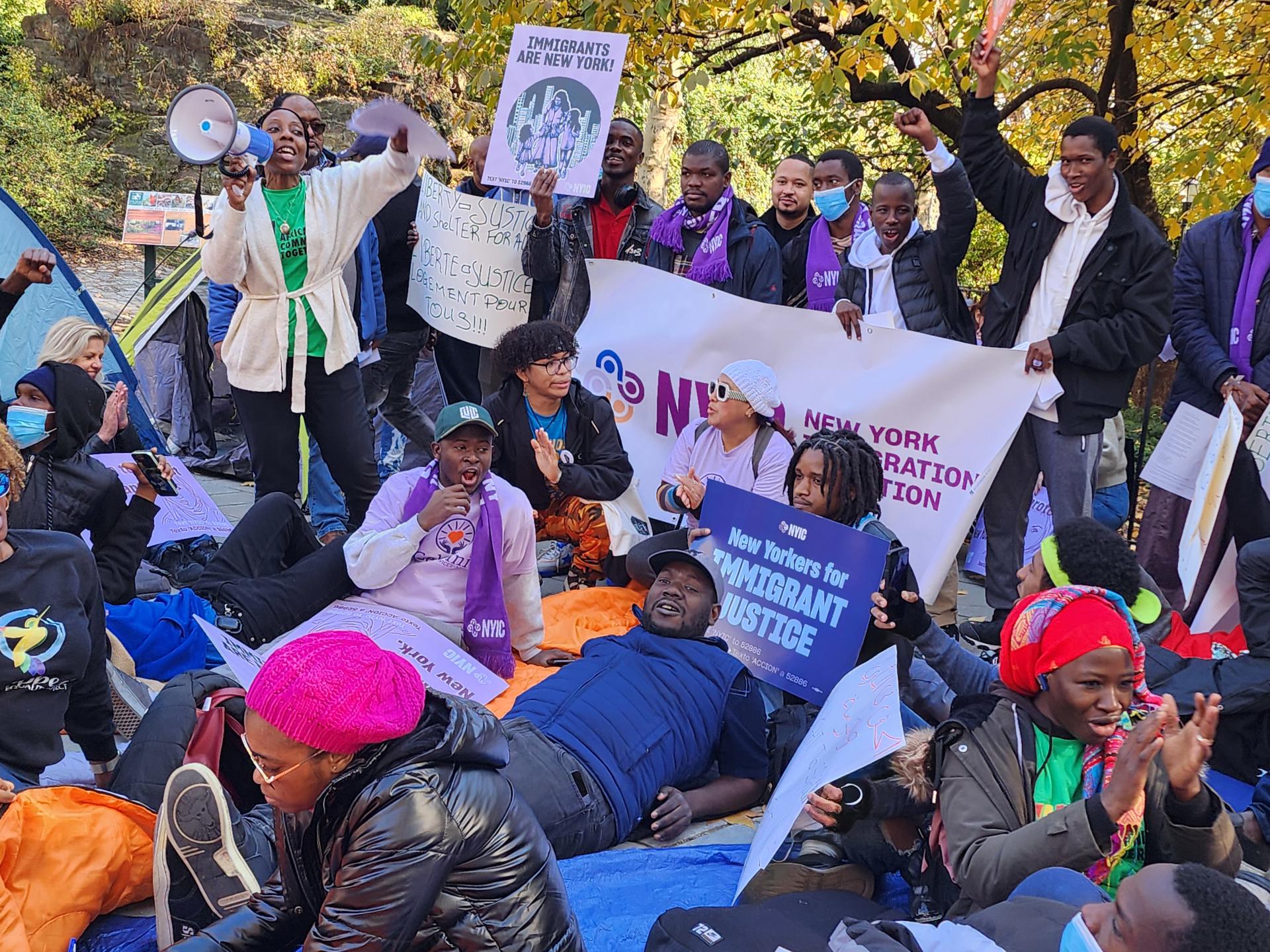 Inmigrantes  protestan "durmiendo" frente a residencia oficial del alcalde de Nueva York
