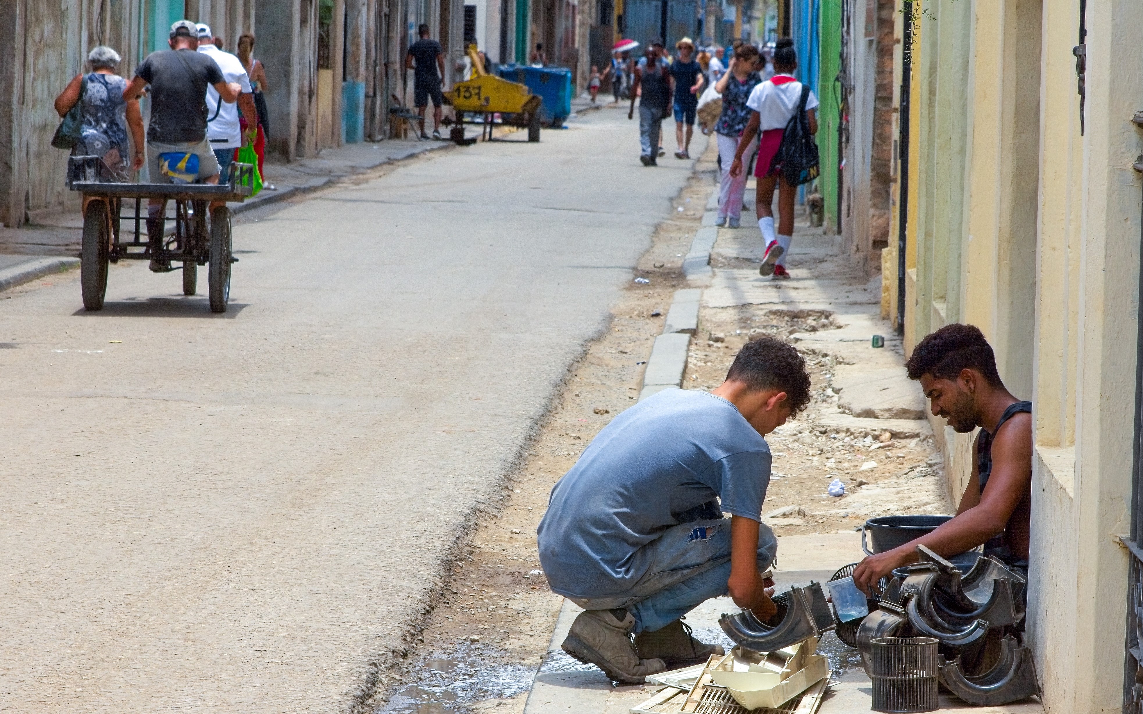 Jóvenes cubanos opinan sobre la situación económica del país