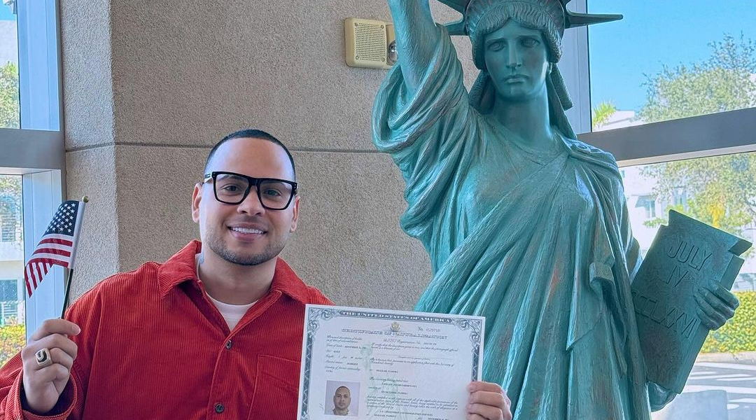 Jacob Forever obtiene la ciudadanía americana y lo comparte con sus fans 