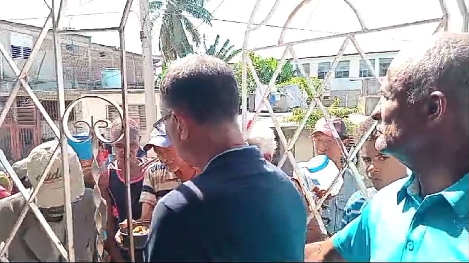 José Daniel Ferrer ofrece alimentos a personas vulnerables de su comunidad 