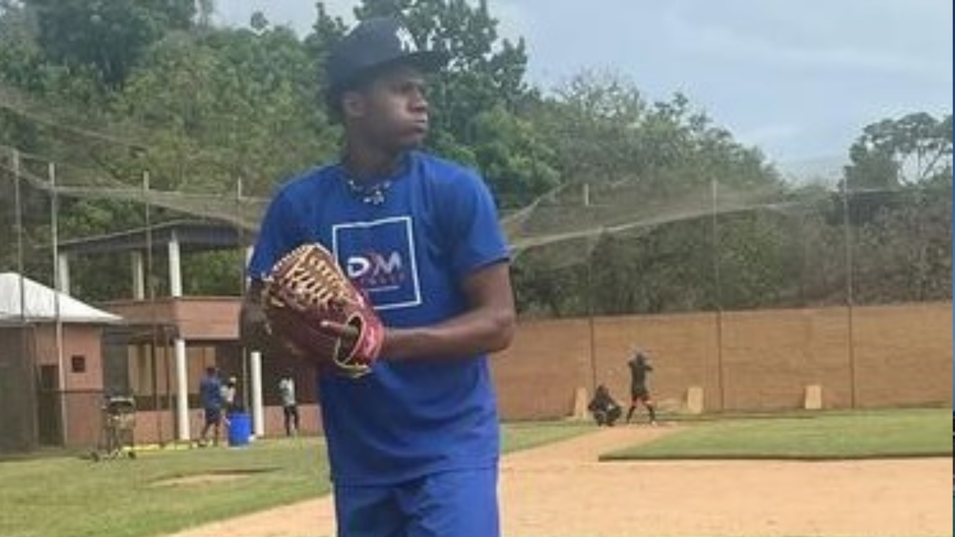 Joven lanzador cubano escapa de Cuba en busca de contrato MLB