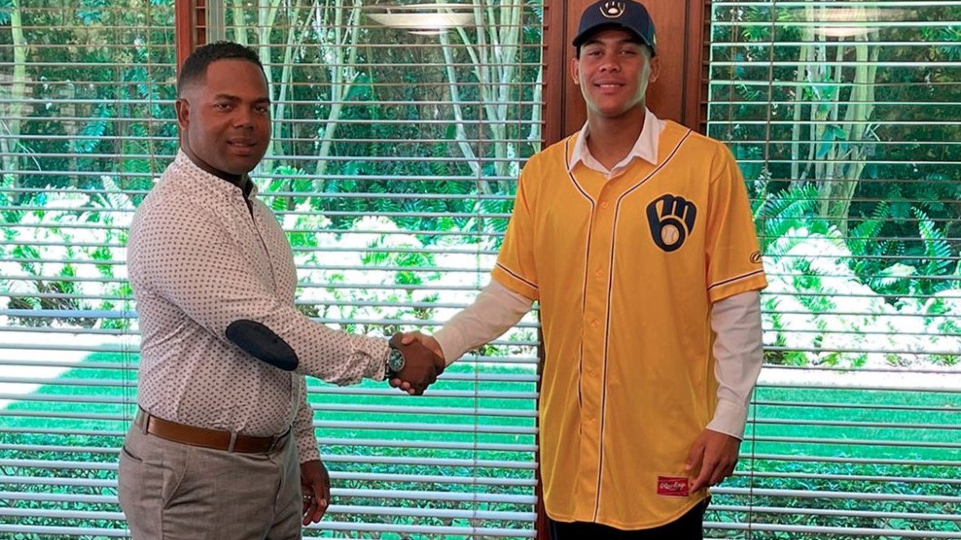 Joven pelotero cubano firma con Cerveceros de Milwaukee por 200 mil dólares