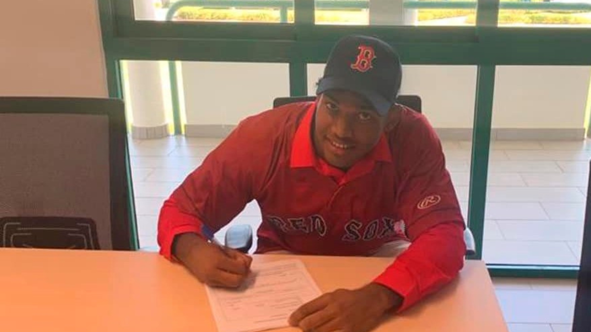 Joven pelotero cubano firma con los Red Sox de Boston