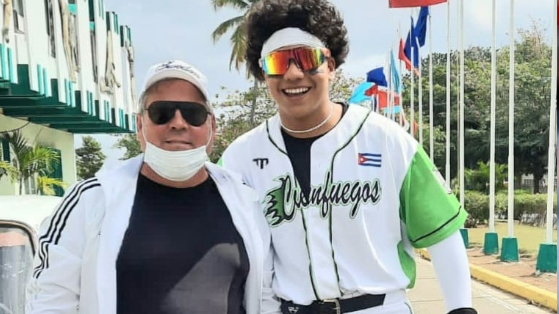 Joven pelotero, hijo de actor cubano, sale de la isla en busca de firma profesional