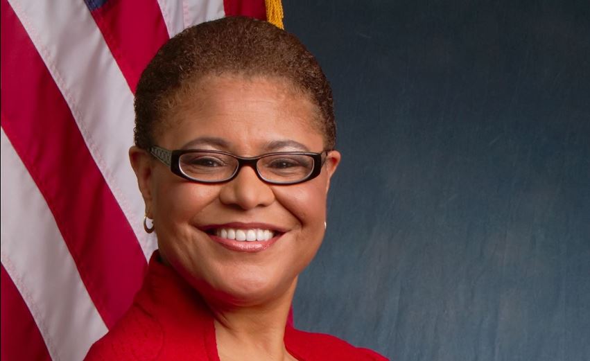 Karen Bass, alcaldesa de Los Ángeles, y su conexión con la Brigada Venceremos respaldada por Castro