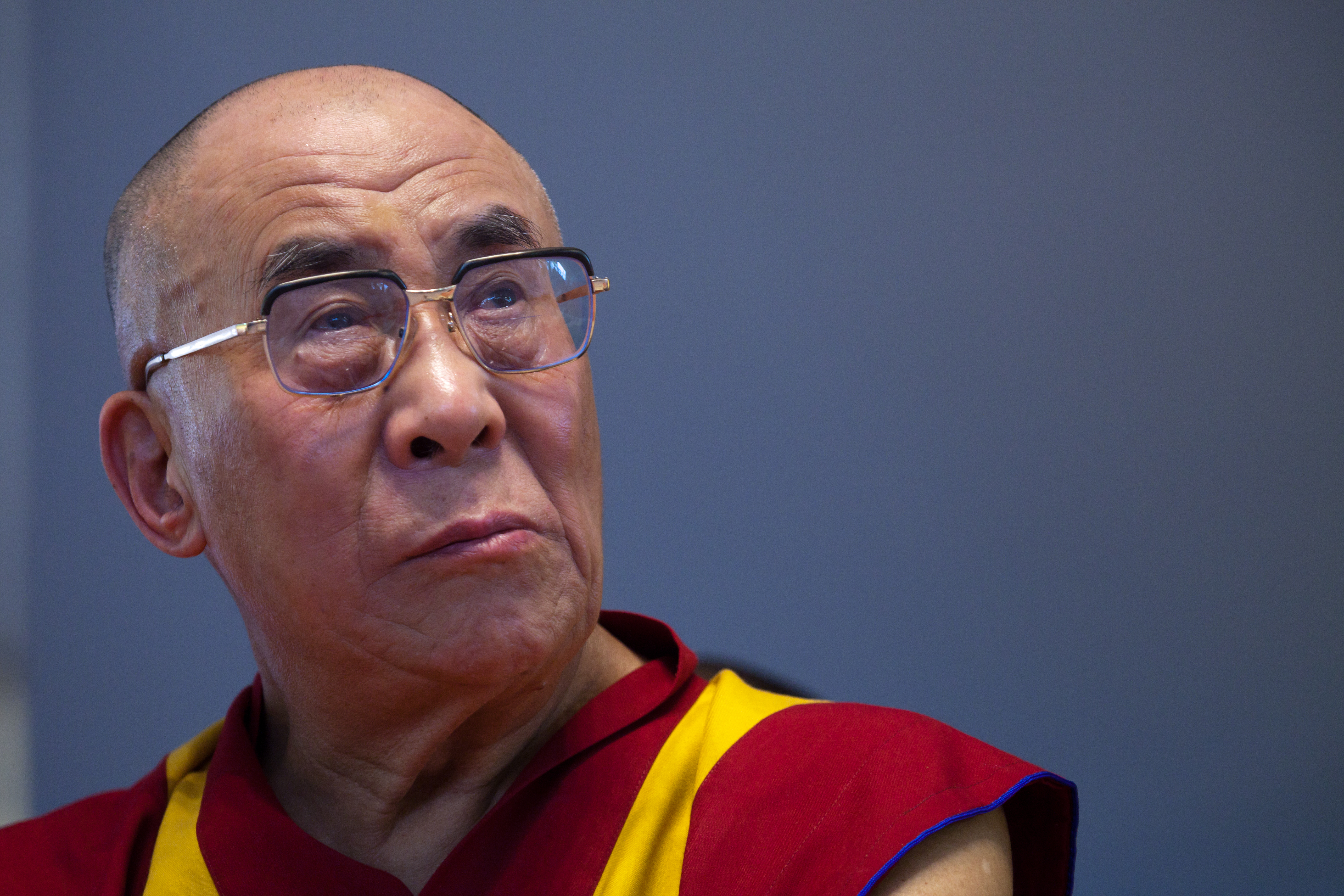 Líder tibetano en exilio defiende al Dalái Lama después de que pidiera a niño que le "chupe" la lengua